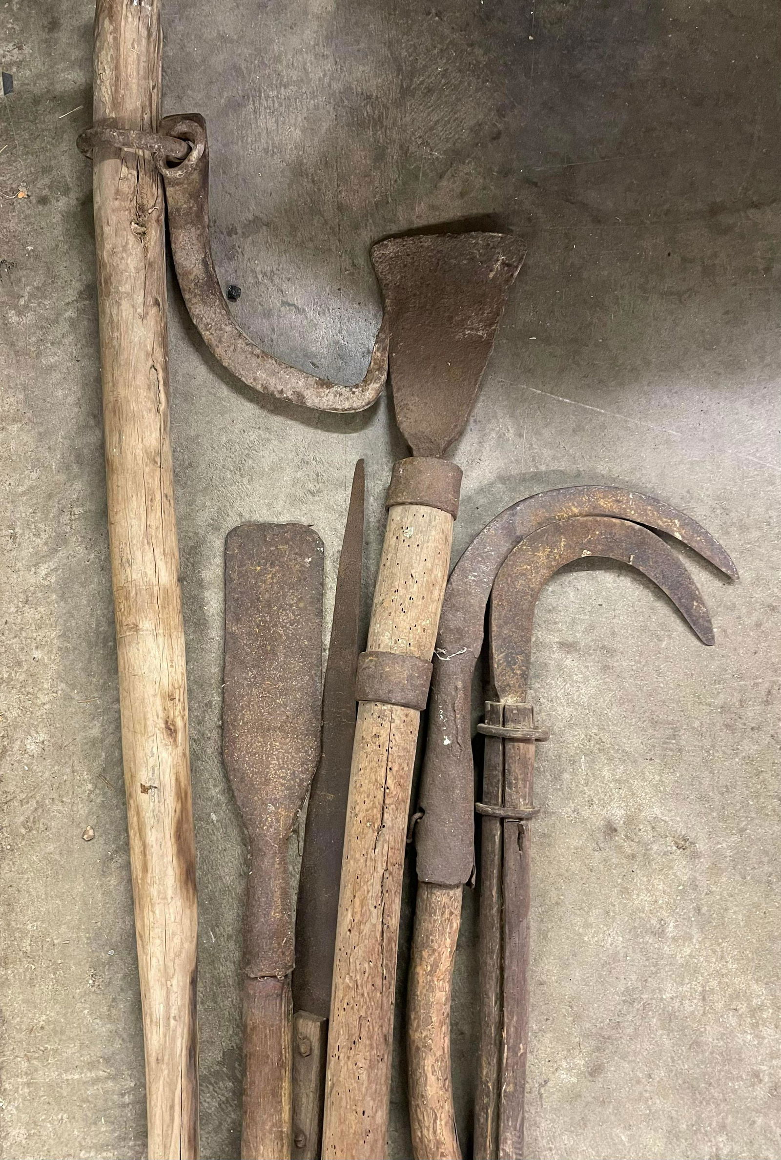 Primitive Log Roller/Scraping Blade With Hooks (1 of 2)