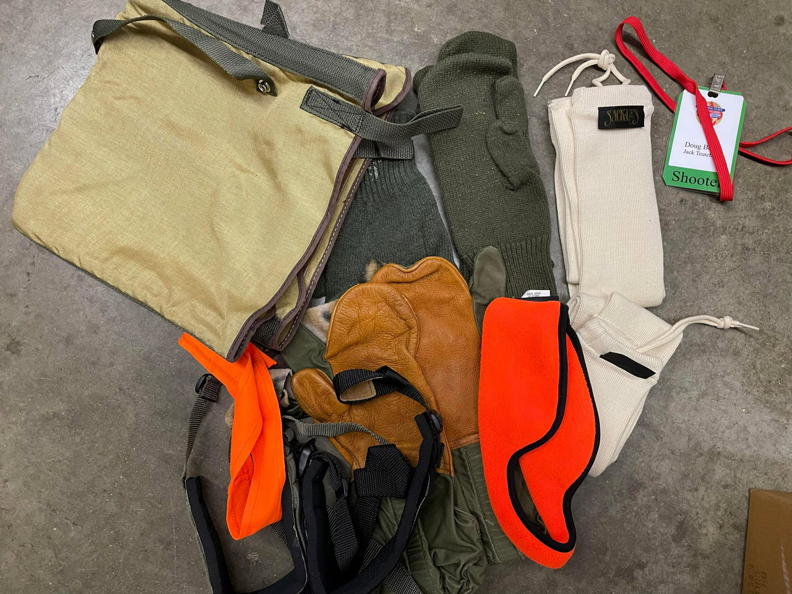 Hunting Gear: Sack-Ups, Gloves, Ammo Pouch: Sack-Ups, Gloves, Ammo Pouch