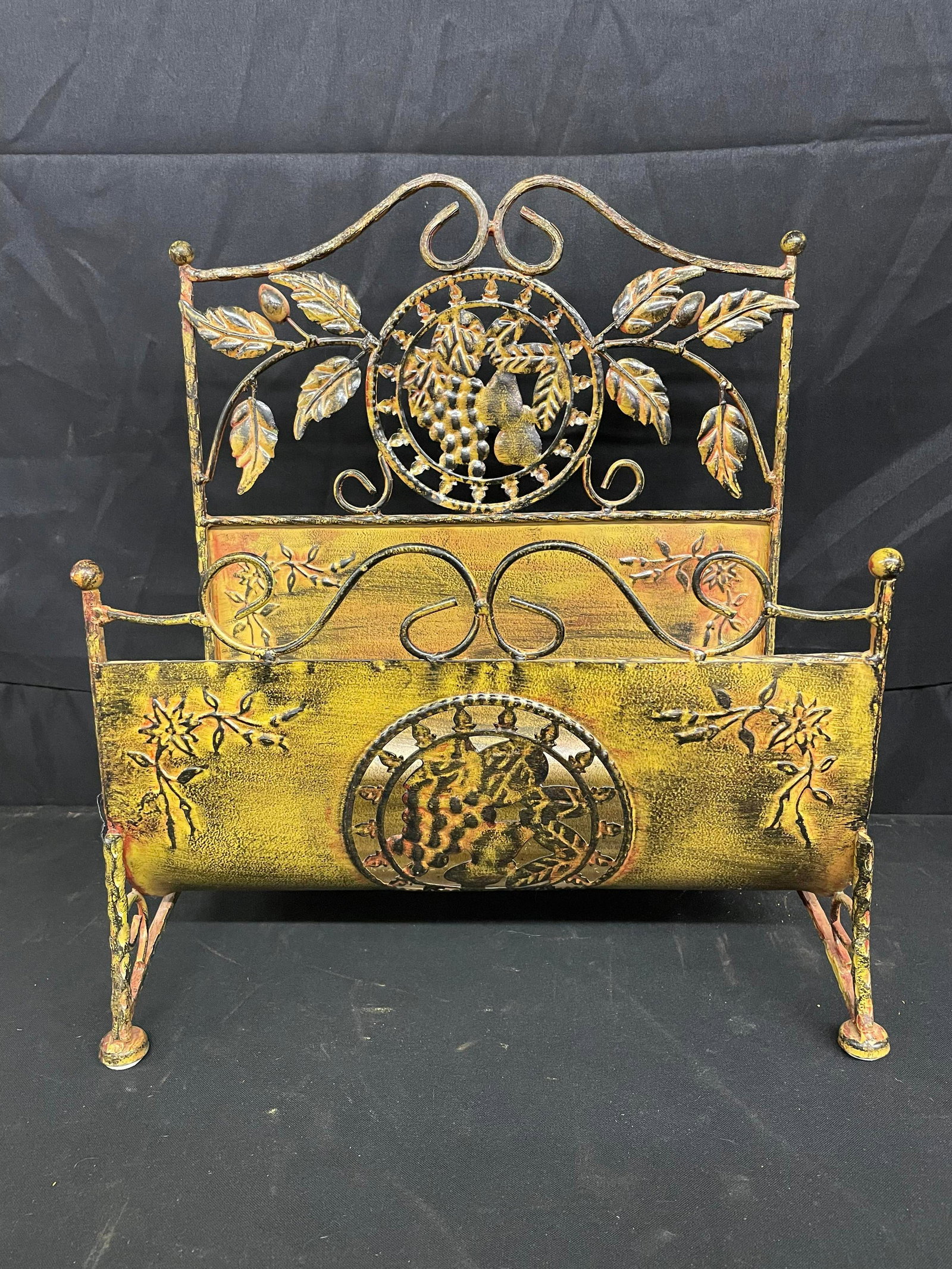 Metal Magazine Rack: Newspaper Stand