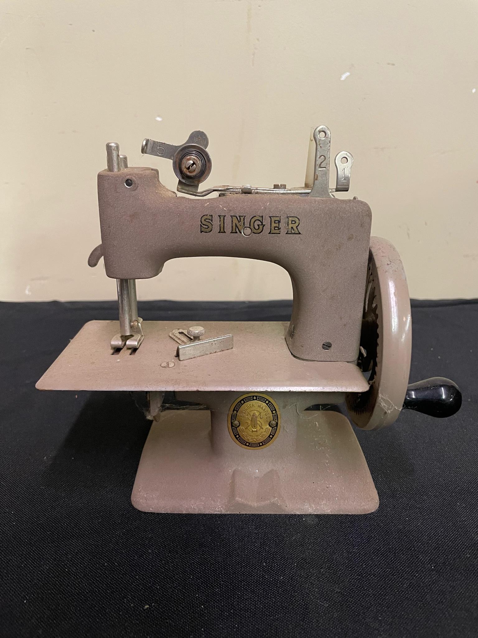 Petite Vintage Singer Sewing Machine: Petite Vintage Singer Sewing Machine