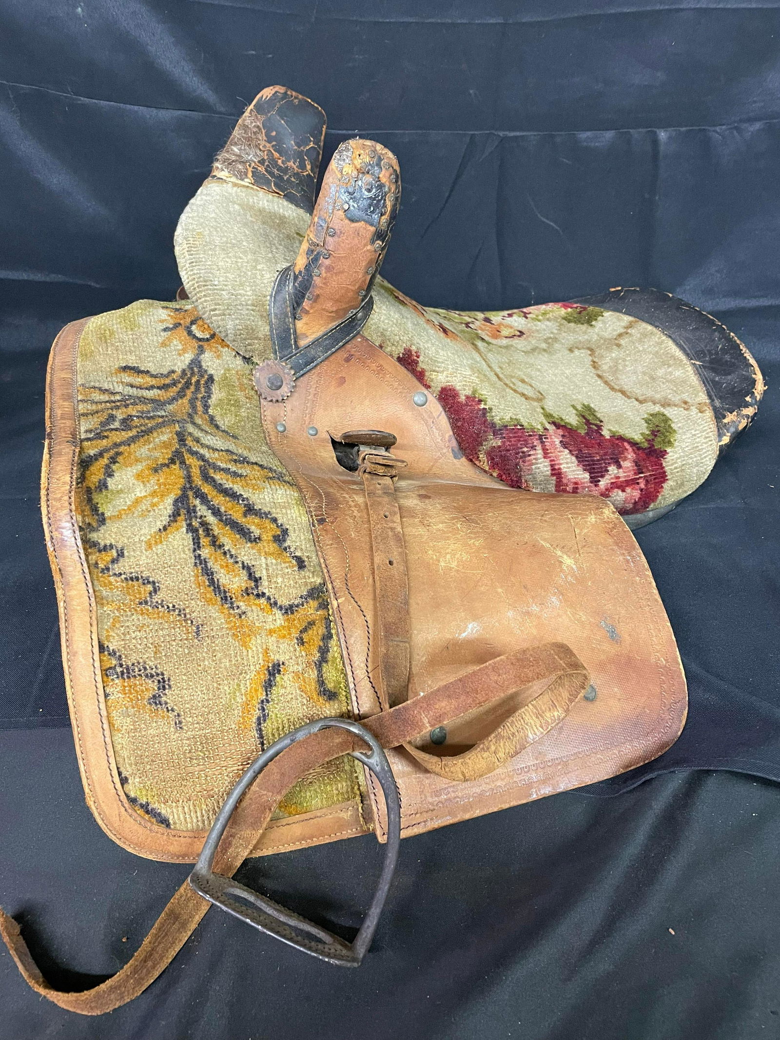 Antique Embordered Ladies Side Saddle (1 of 2)