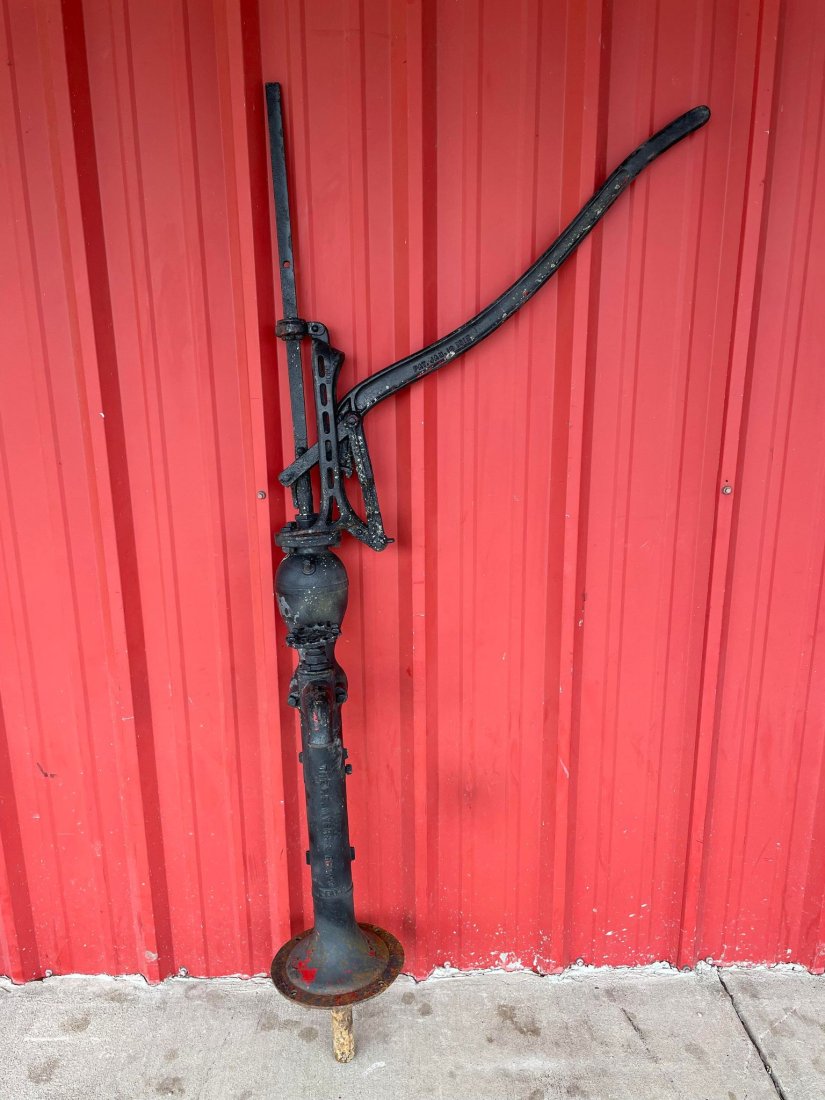 Antique Cast Iron Water Well Pump: Antique Cast Iron Water Well Pump