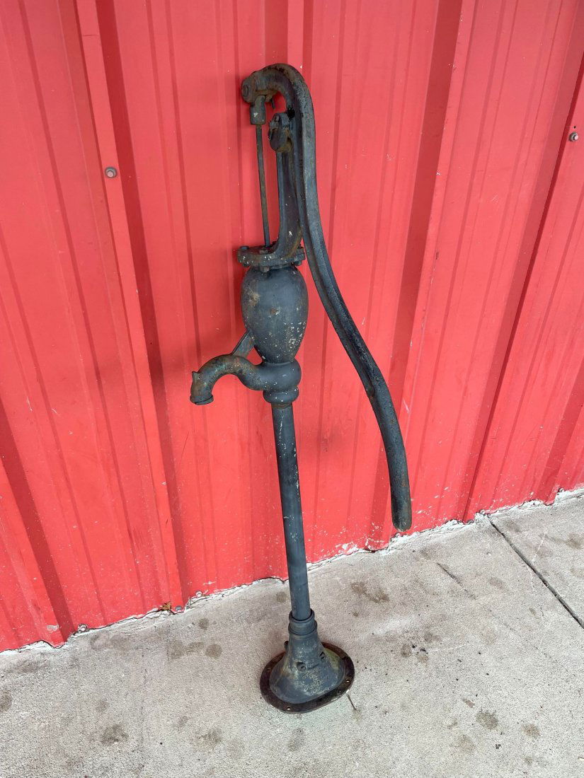 Antique Cast Iron Water Well Pump: Antique Cast Iron Water Well Pump