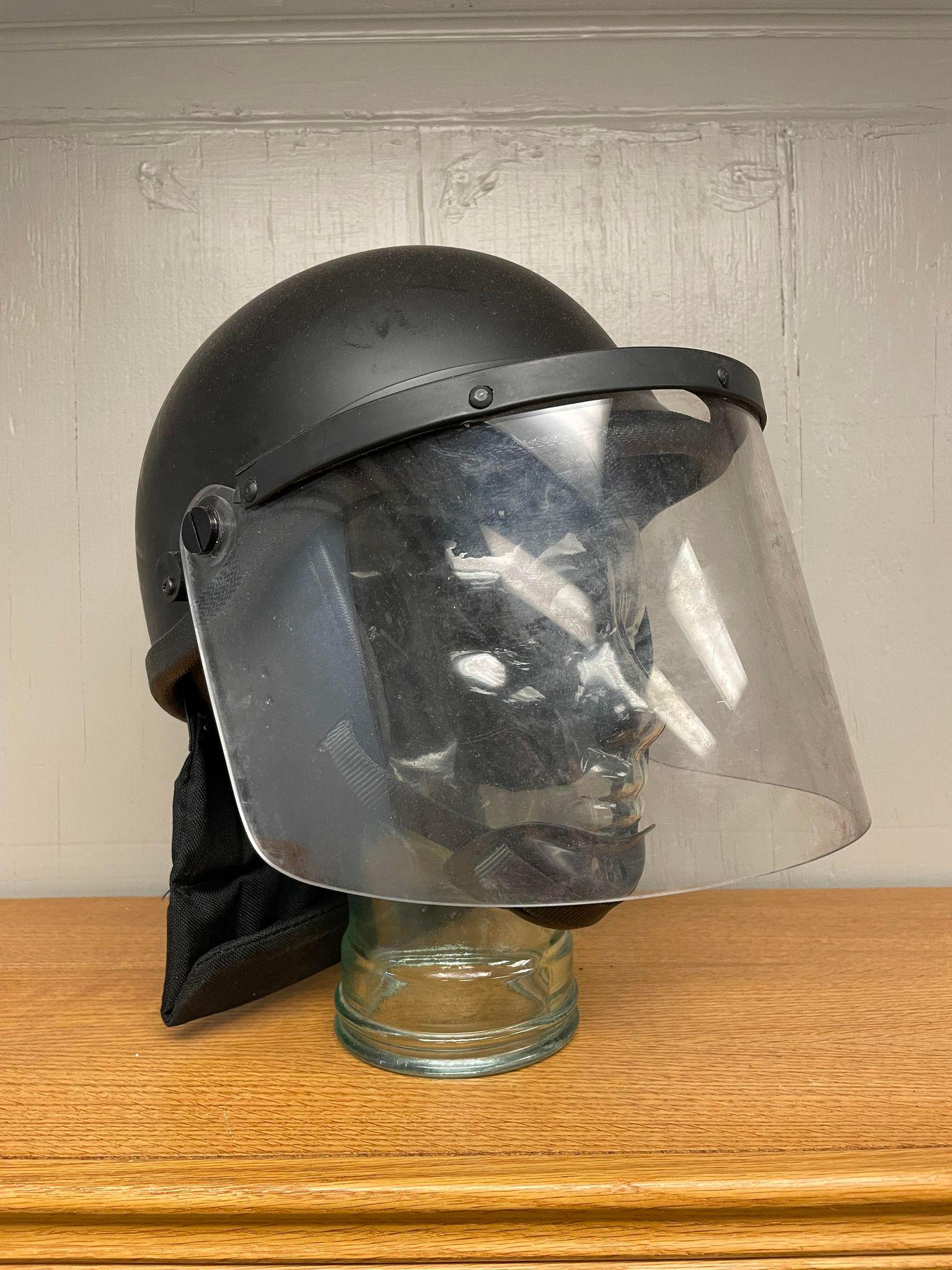 Helmet w. Face Shield: Helmet w. Face Shield