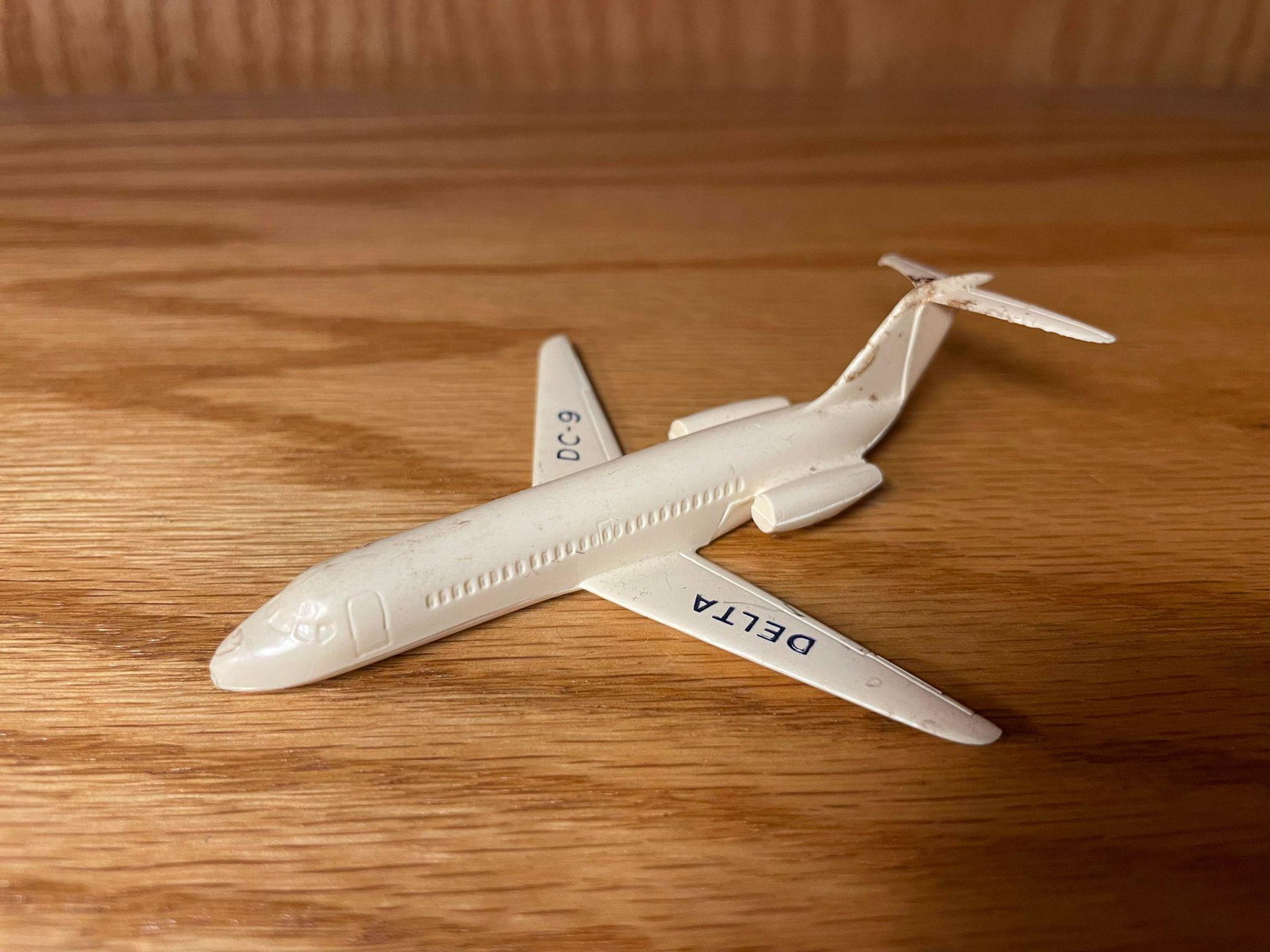 Delta DC-9 Miniature Plane: Delta DC-9 Miniature Plane