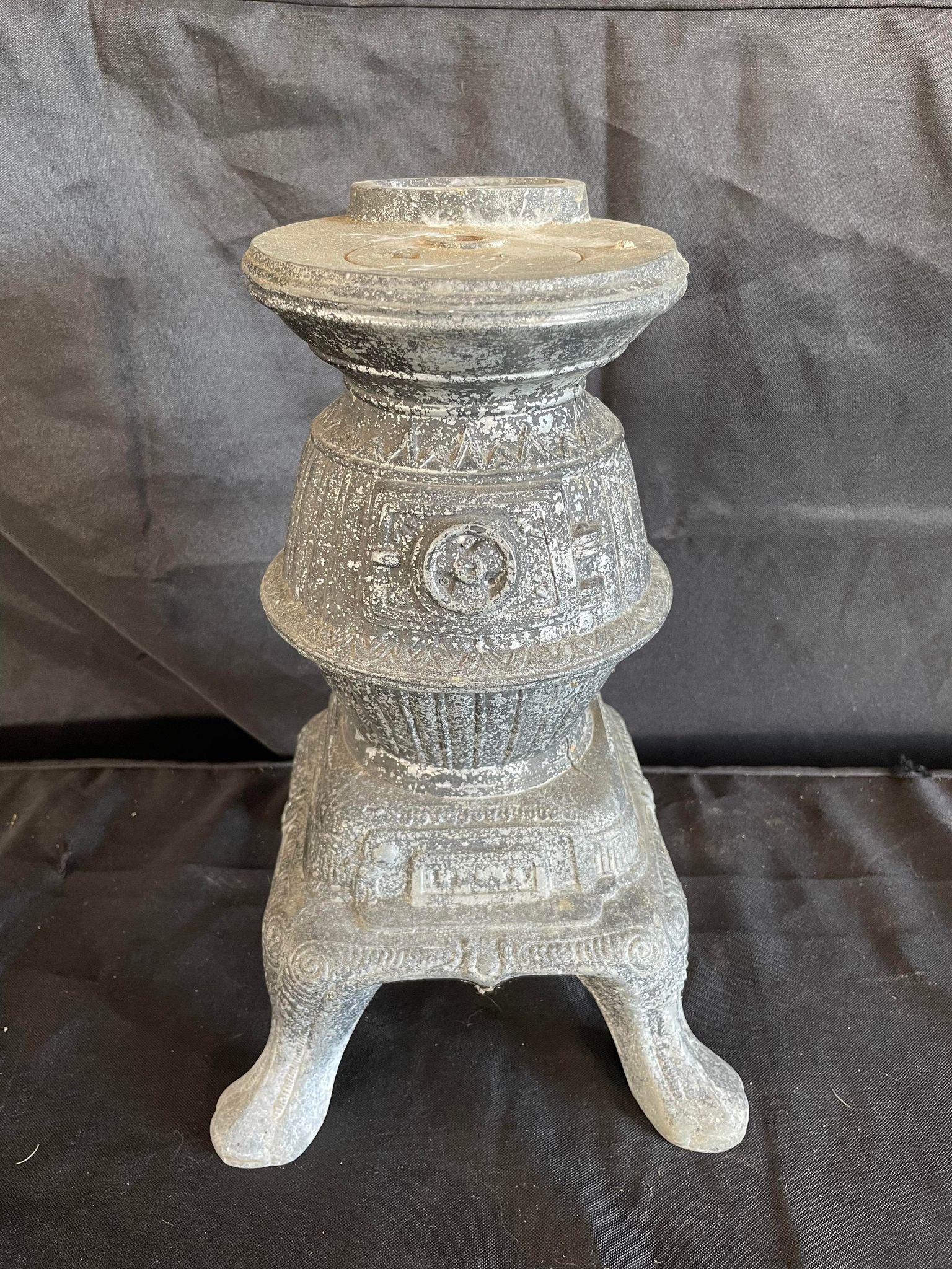 Small Pot Metal / Cast Iron Pot Belly Stove: Small Pot Metal / Cast Iron Pot Belly Stove