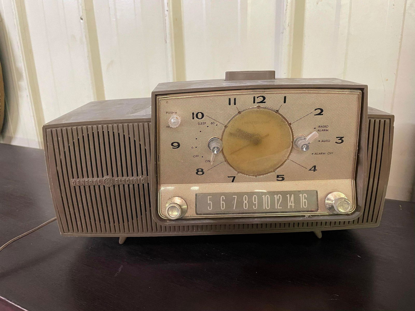 General Electric Alarck Clock Radio (1 of 2)