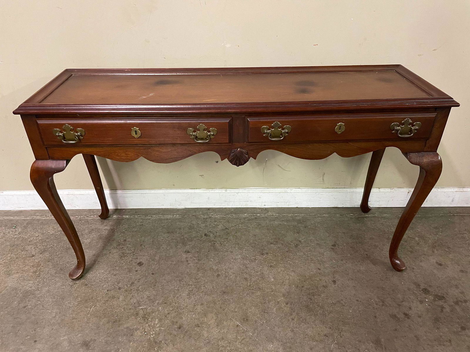 Traditional Cherry Sofa Table with Queen Ann Legs: Traditional Cherry Sofa Table with Queen Ann Legs