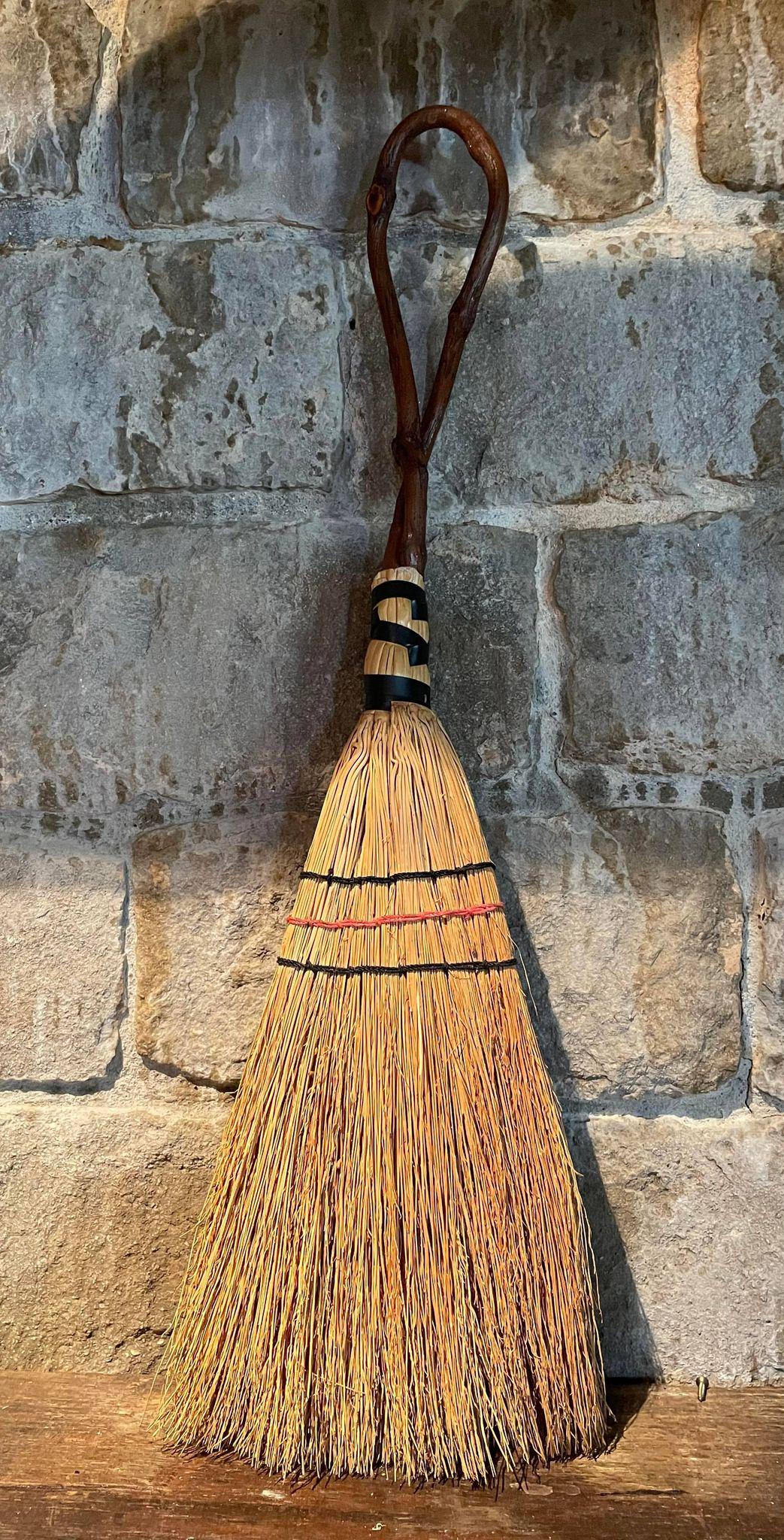 Vintage Handheld Broom: Vintage Handheld Broom