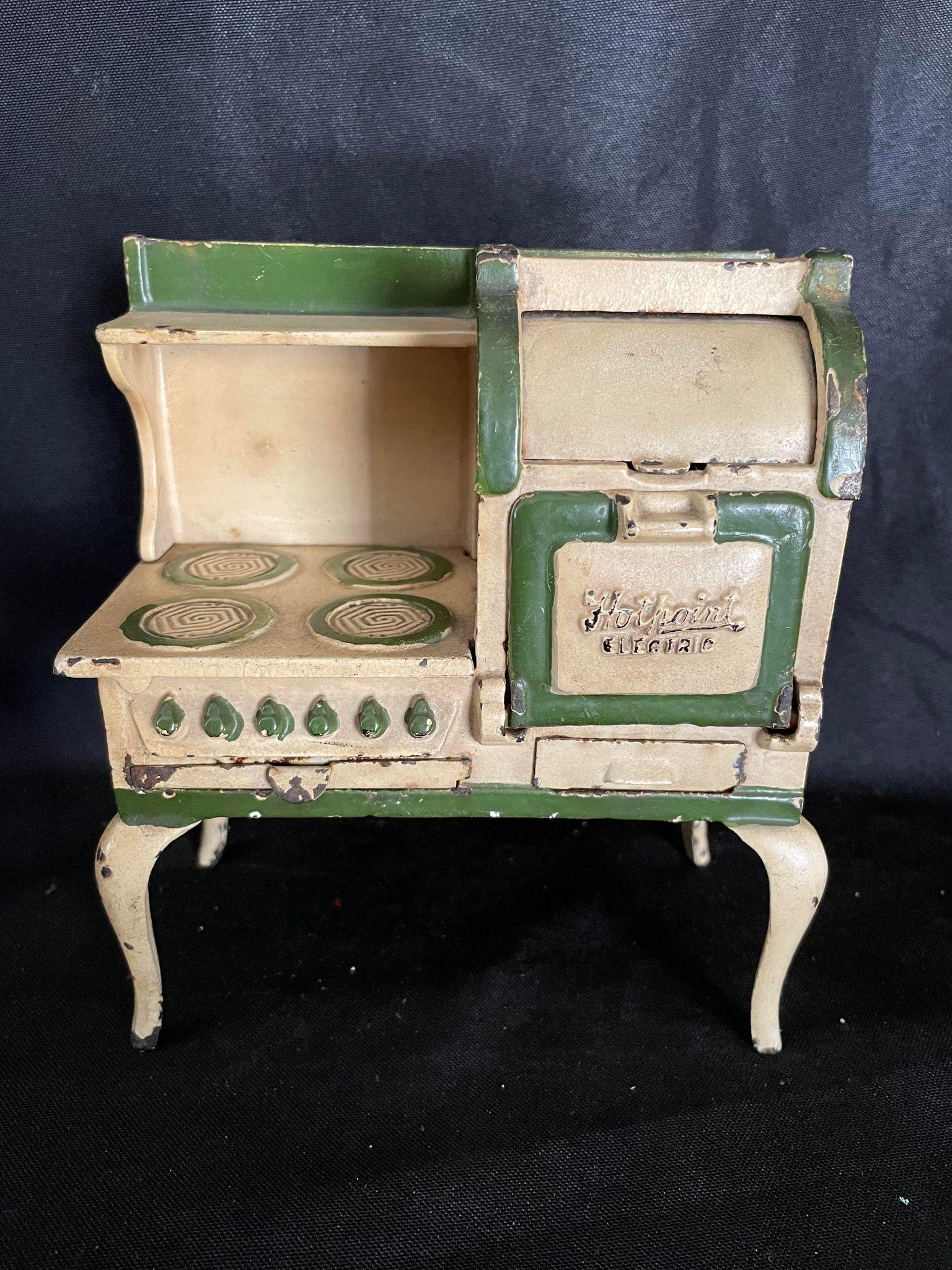Miniature (Hot Point Electric) Cast Iron Stove by Arcade (1 of 4)