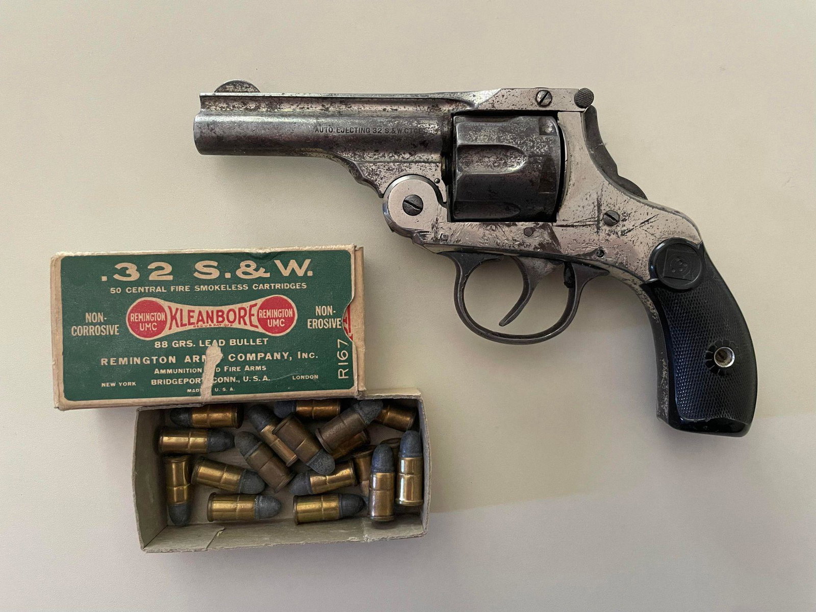 Harrinton & Richardson Arms Co Pistol and .32 S&W Bullets: Harrinton & Richardson Arms Co Pistol and .32 S&W Bullets