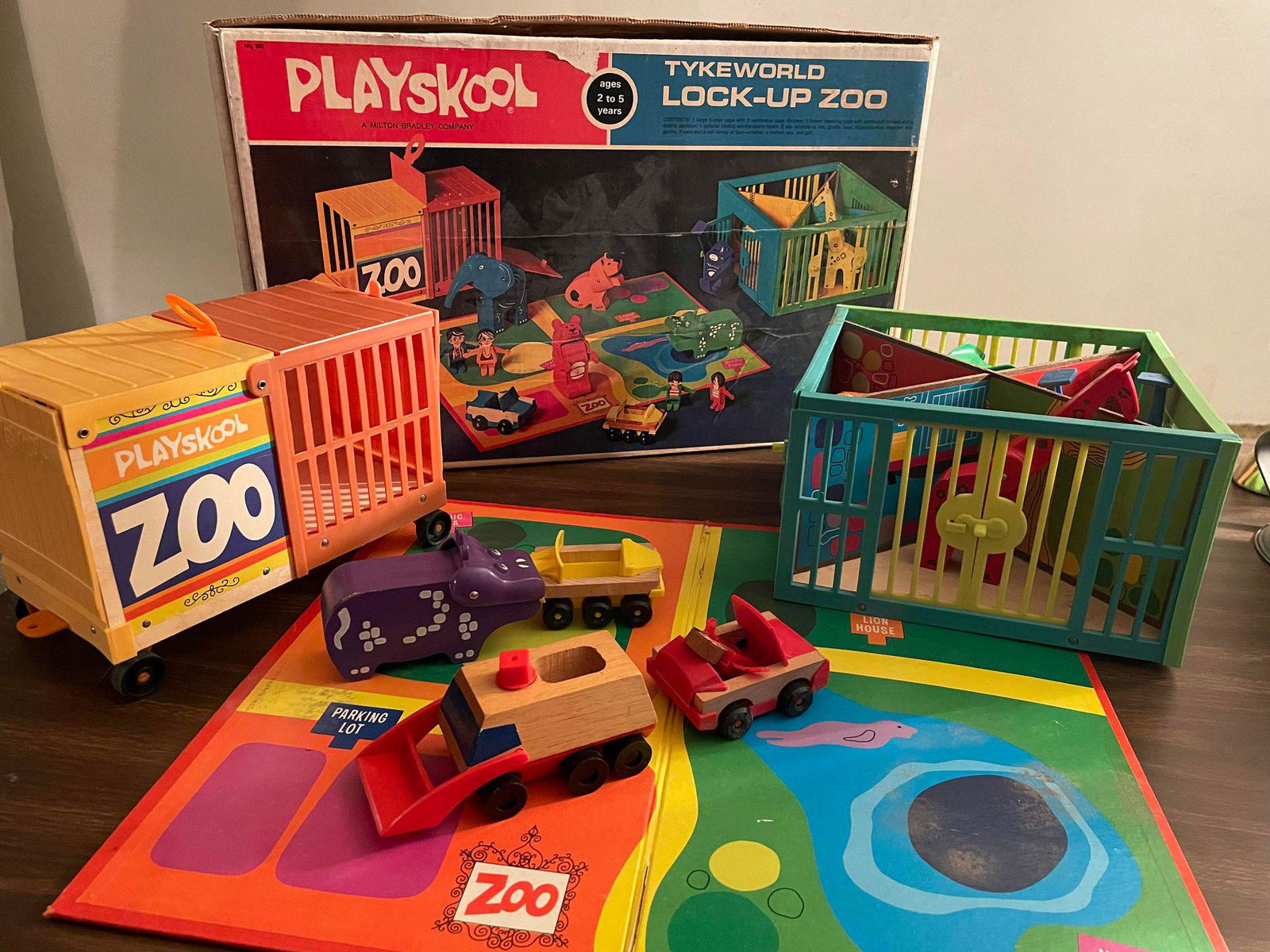 Vintage Playskool Tykeworld Lock Up Zoo: Vintage Playskool Tykeworld Lock Up Zoo