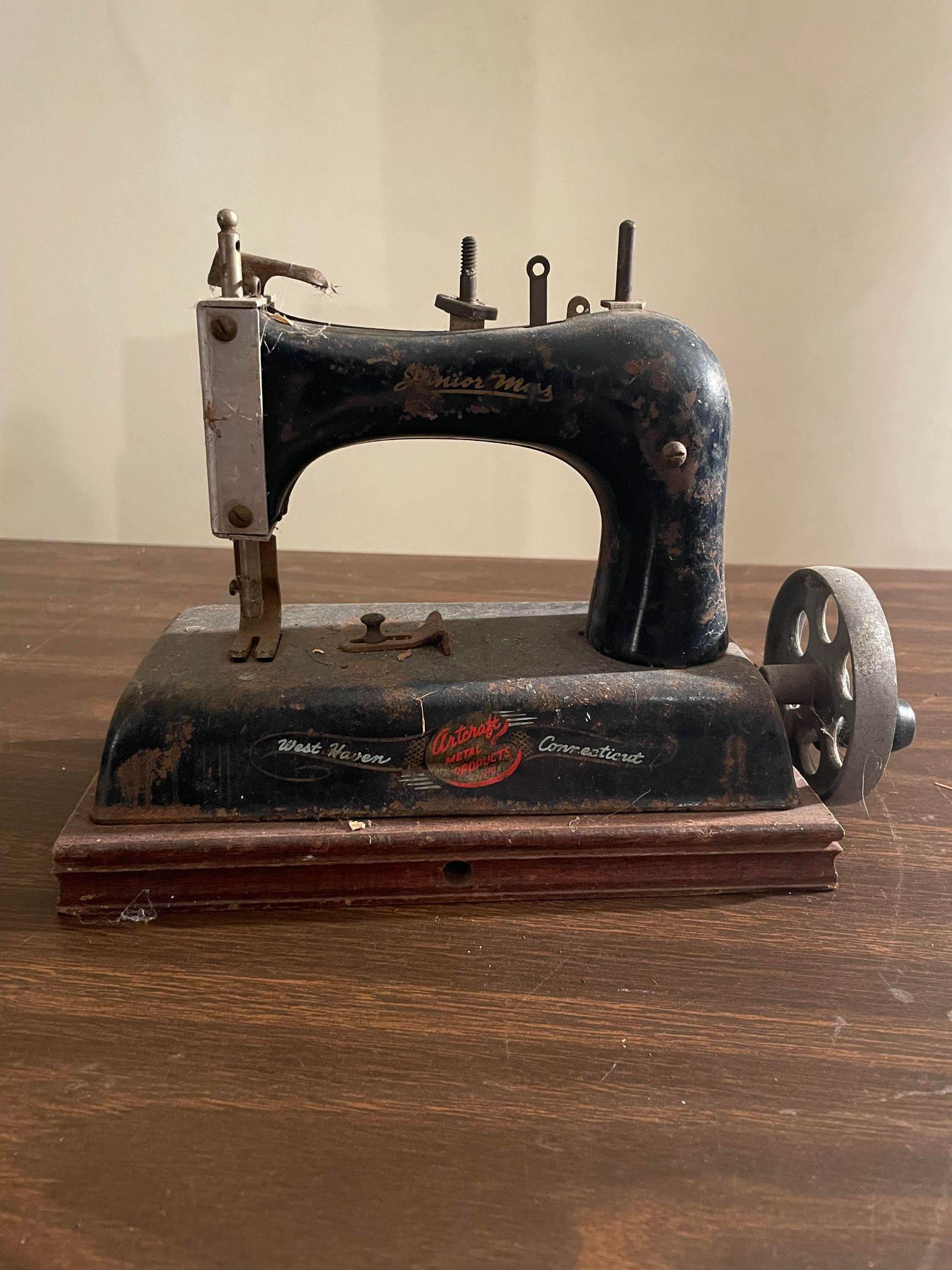 Antique Art Craft, West Haven Connecticut Sewing Machine (1 of 2)