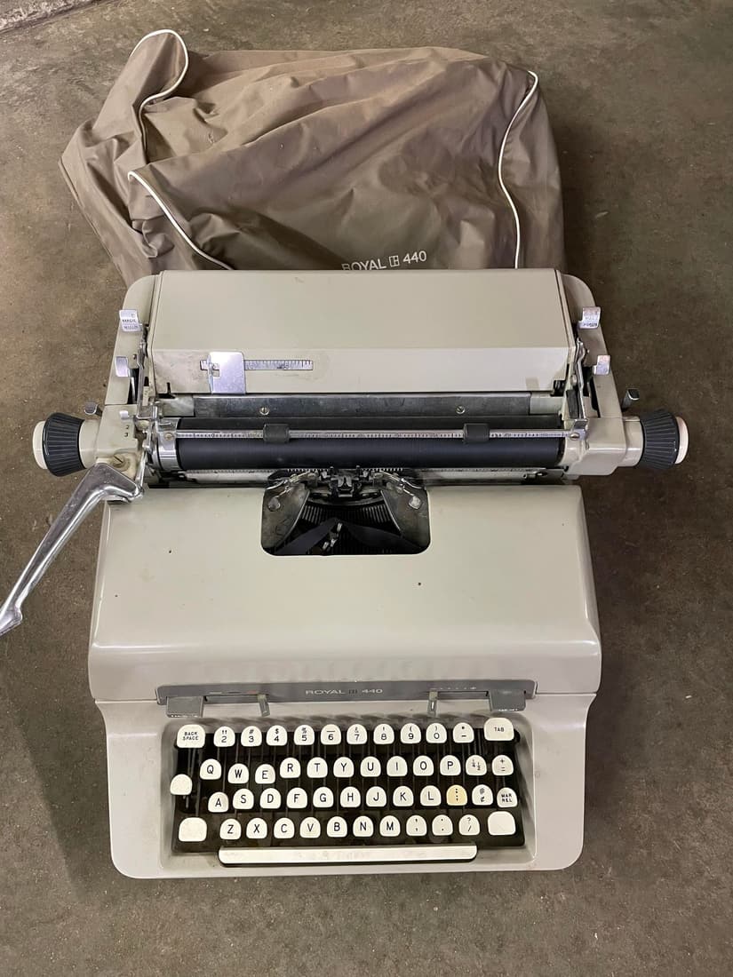Vintage Royal 440 Typewriter in Case: Vintage Royal 440 Typewriter in Case