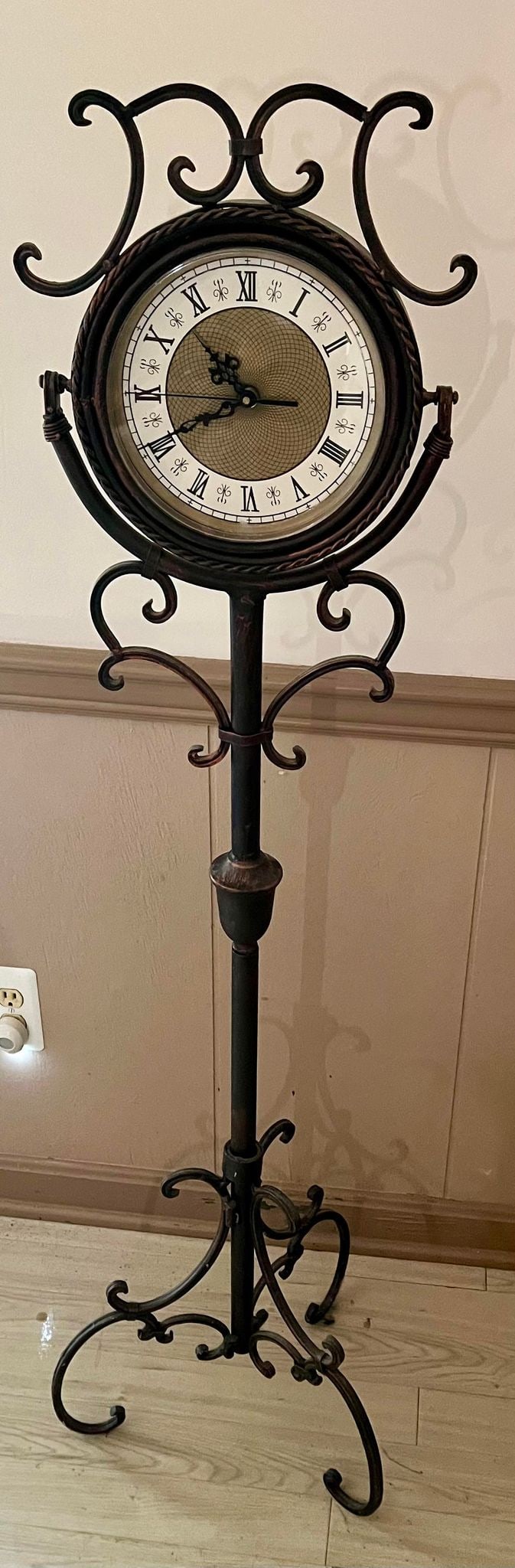 Modern Metal Clock: Modern Metal Clock