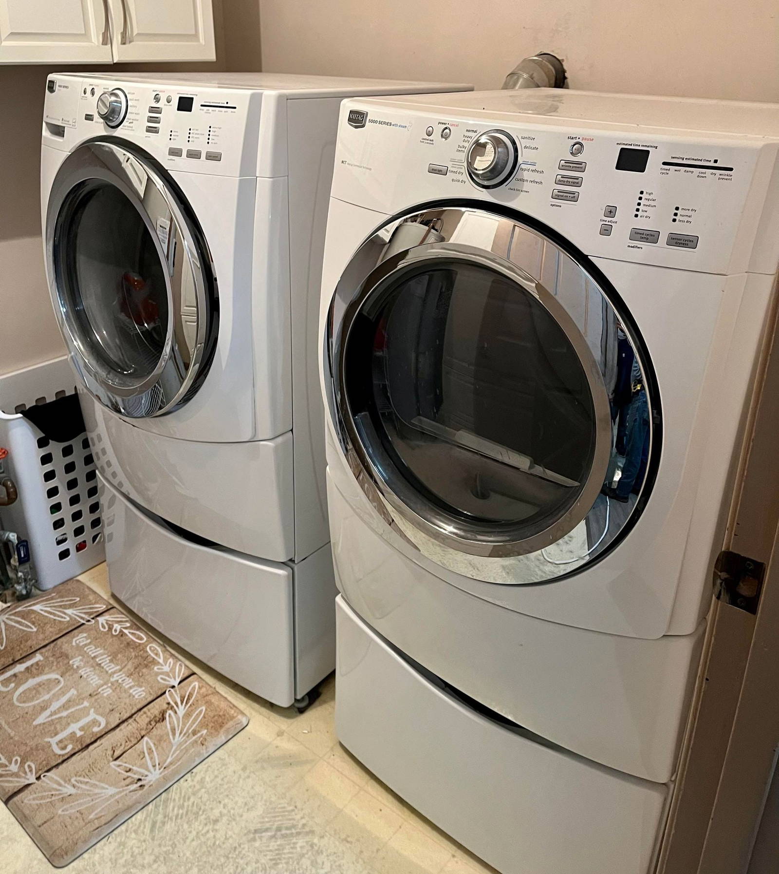 Maytag 4000 Series Washer And Maytag 5000 Series W/ Steam Dryer Auction