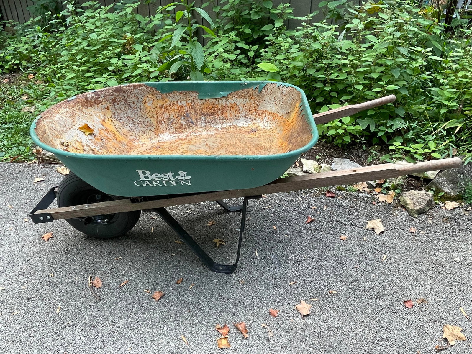 Metal Wheel Barrow: Metal Wheel Barrow