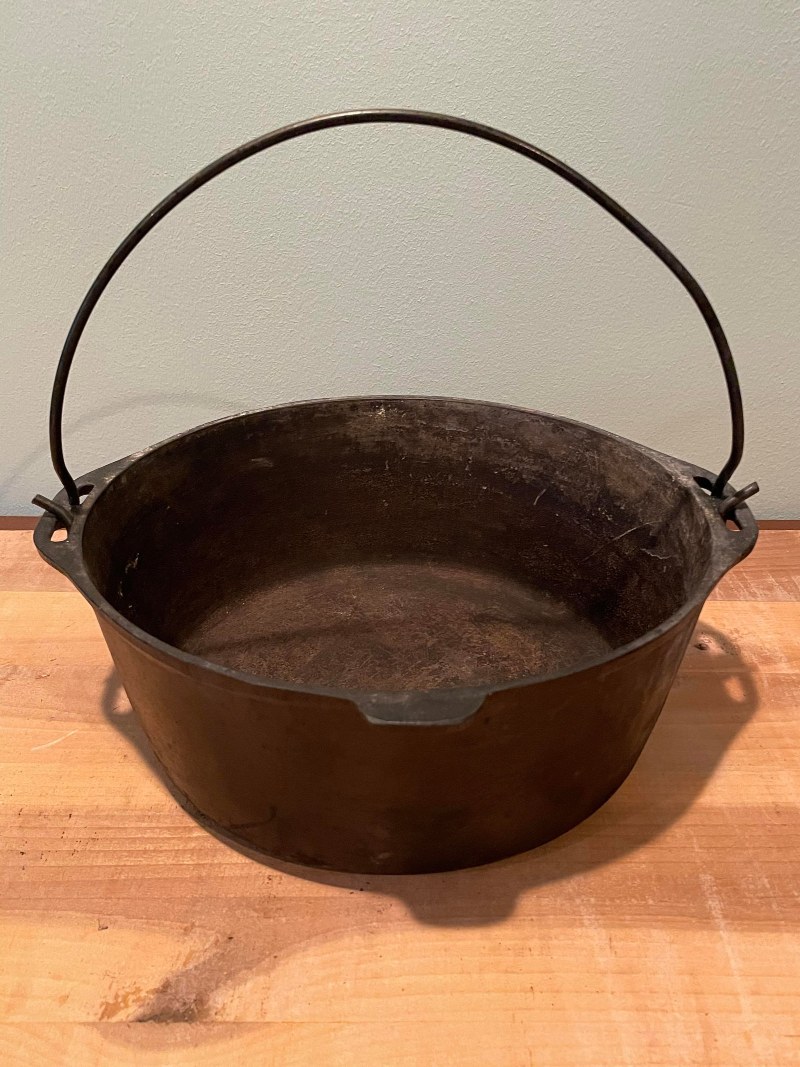 Cast Iron Dutch Oven - No. 8: Cast Iron Dutch Oven - No. 8