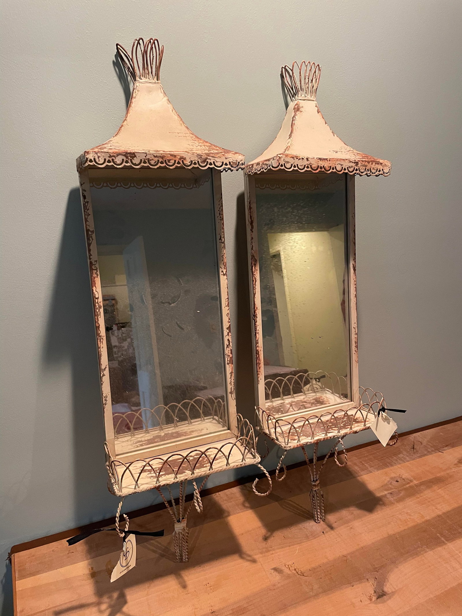 Vintage Style Hanging Mirrored Shelves: Vintage Style Hanging Mirrored Shelves