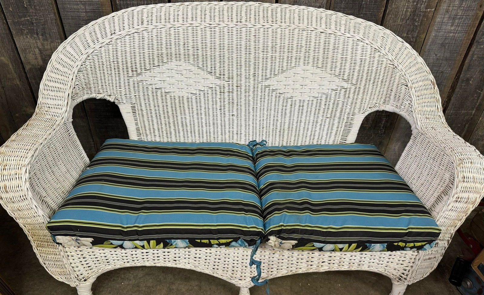 Wicker / Ratan Patio Loveseat w/ Cushions: Wicker / Ratan Patio Loveseat w/ Cushions