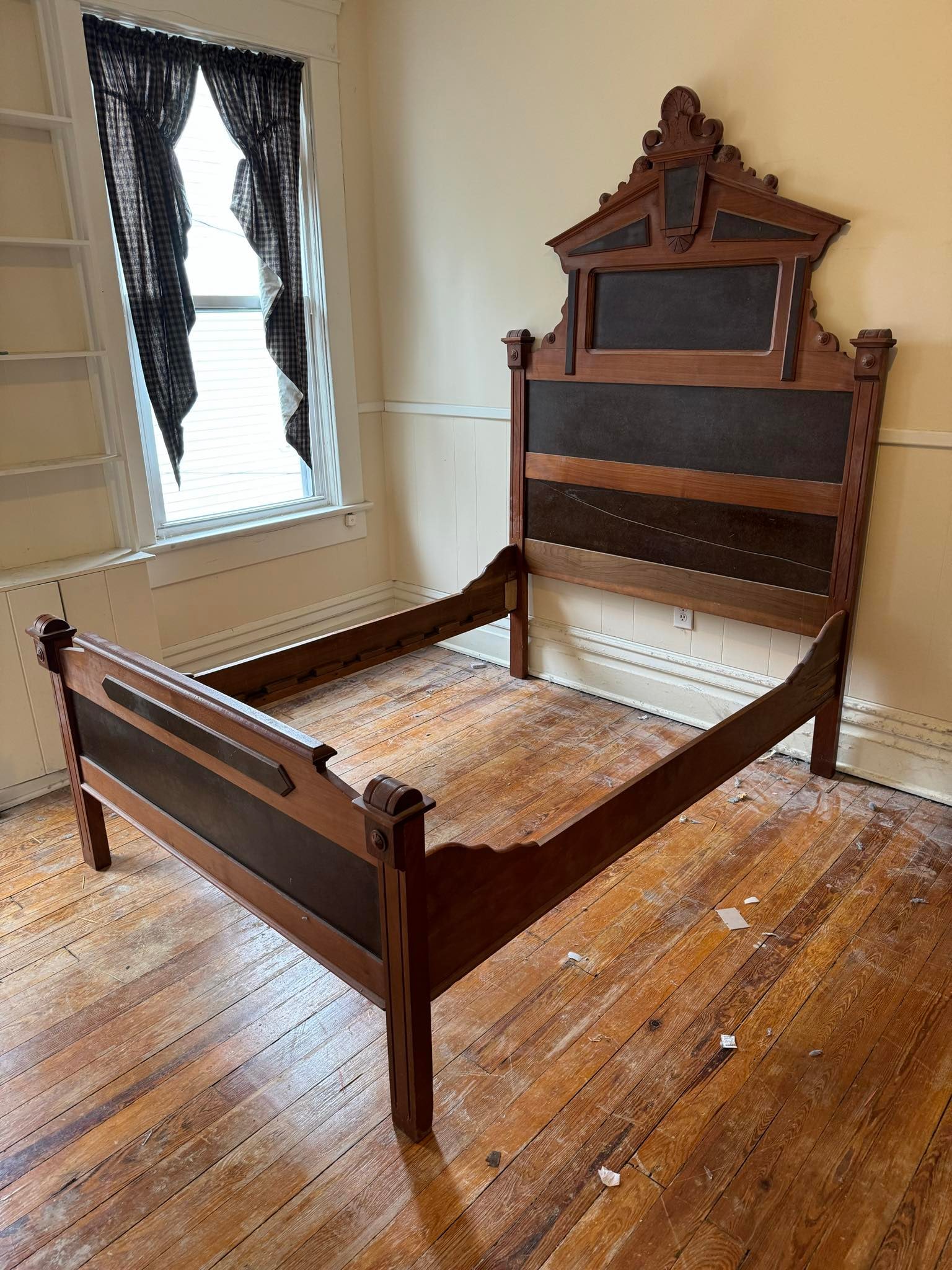 Vintage Sleigh Bed (1 of 6)