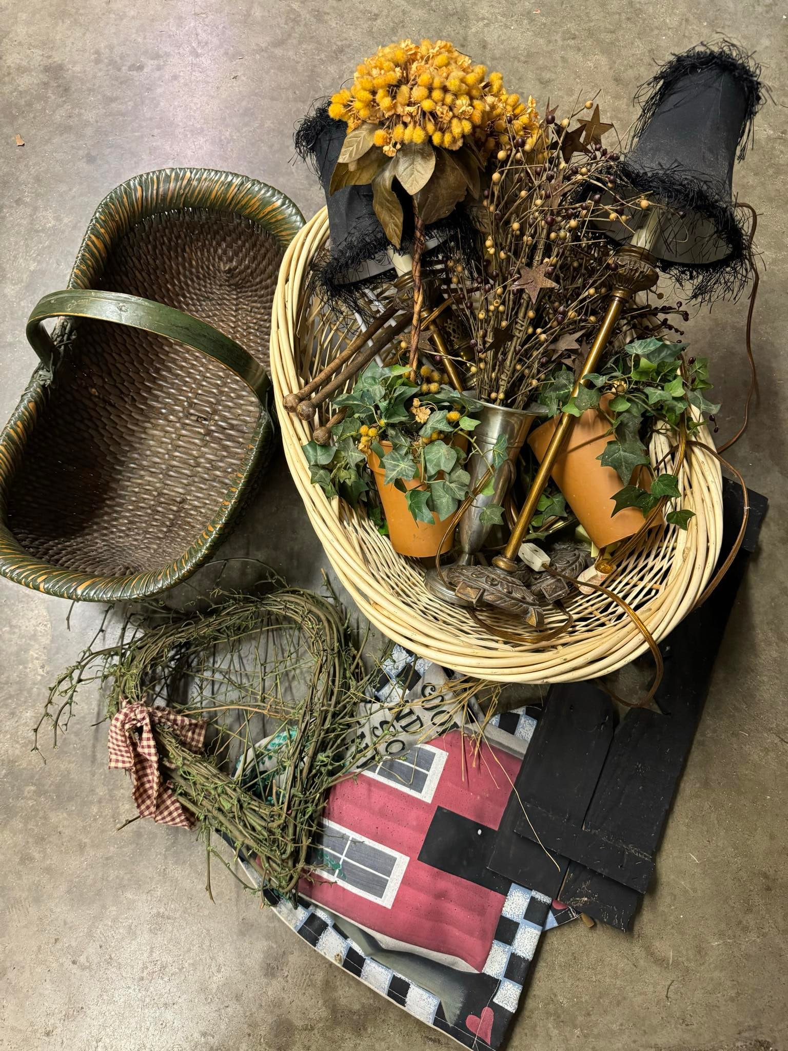 Misc. Baskets and Decor Lot (1 of 1)