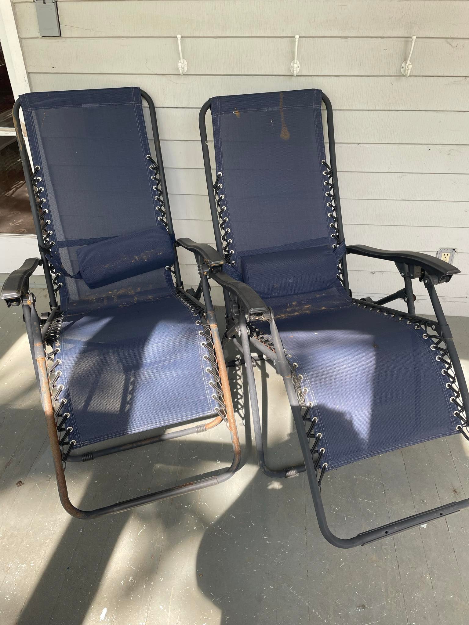 2 Zero Gravity Foldable Lounge Chairs: 2 Zero Gravity Foldable Lounge Chairs