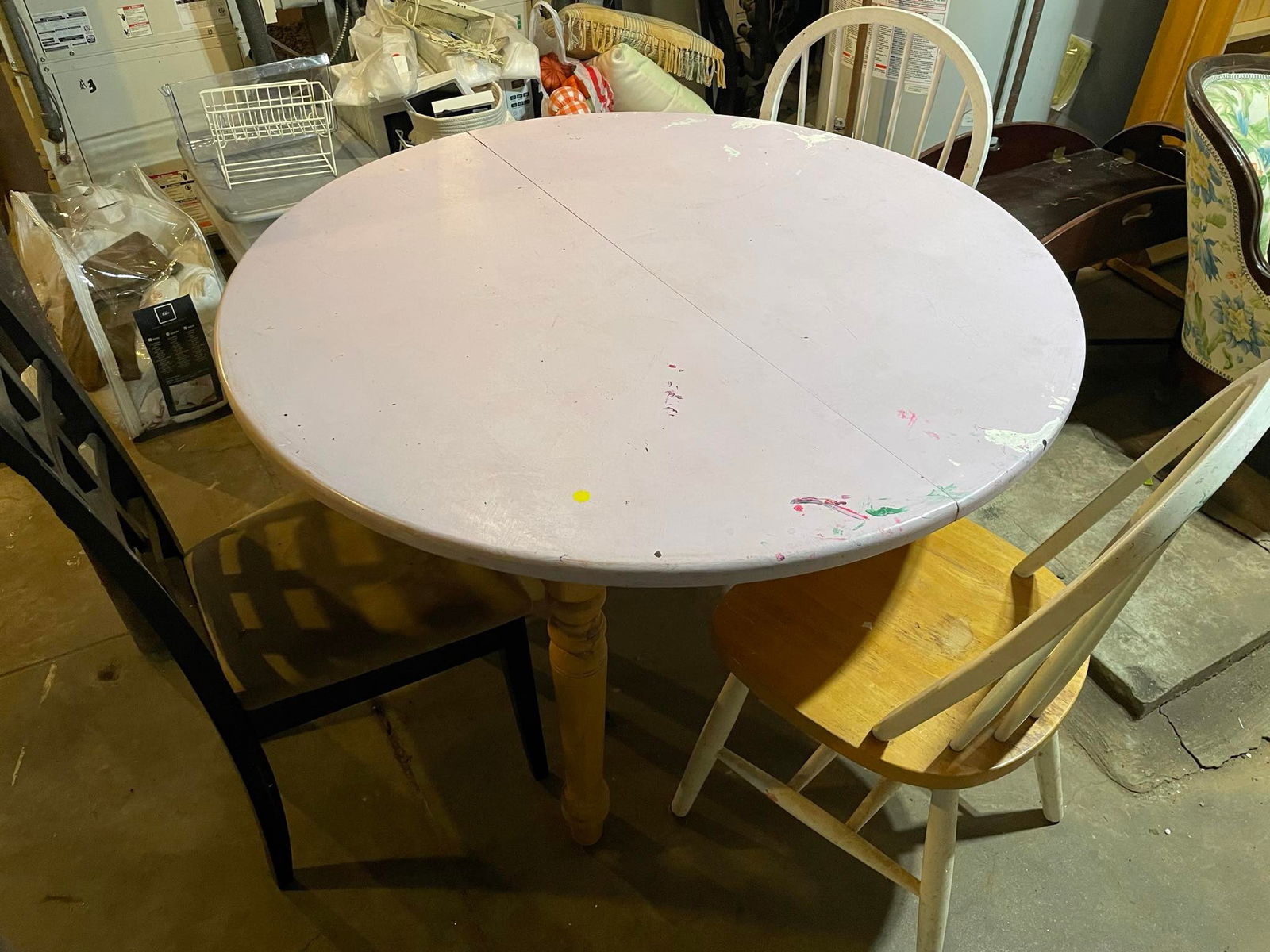 Round Table and Chairs: Round Table and Chairs