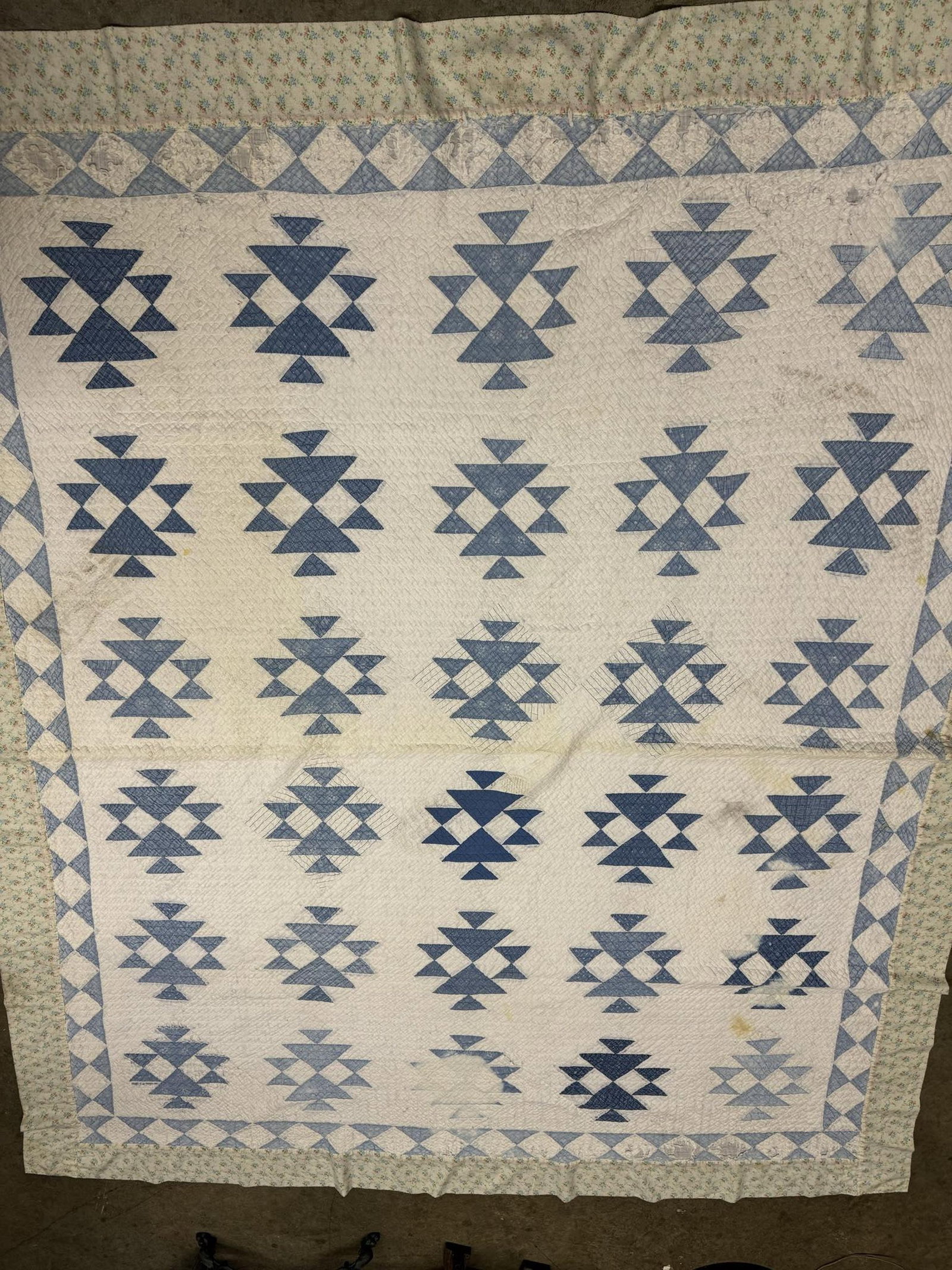 Antique Hand Sewn Quilt: Antique Hand Sewn Quilt