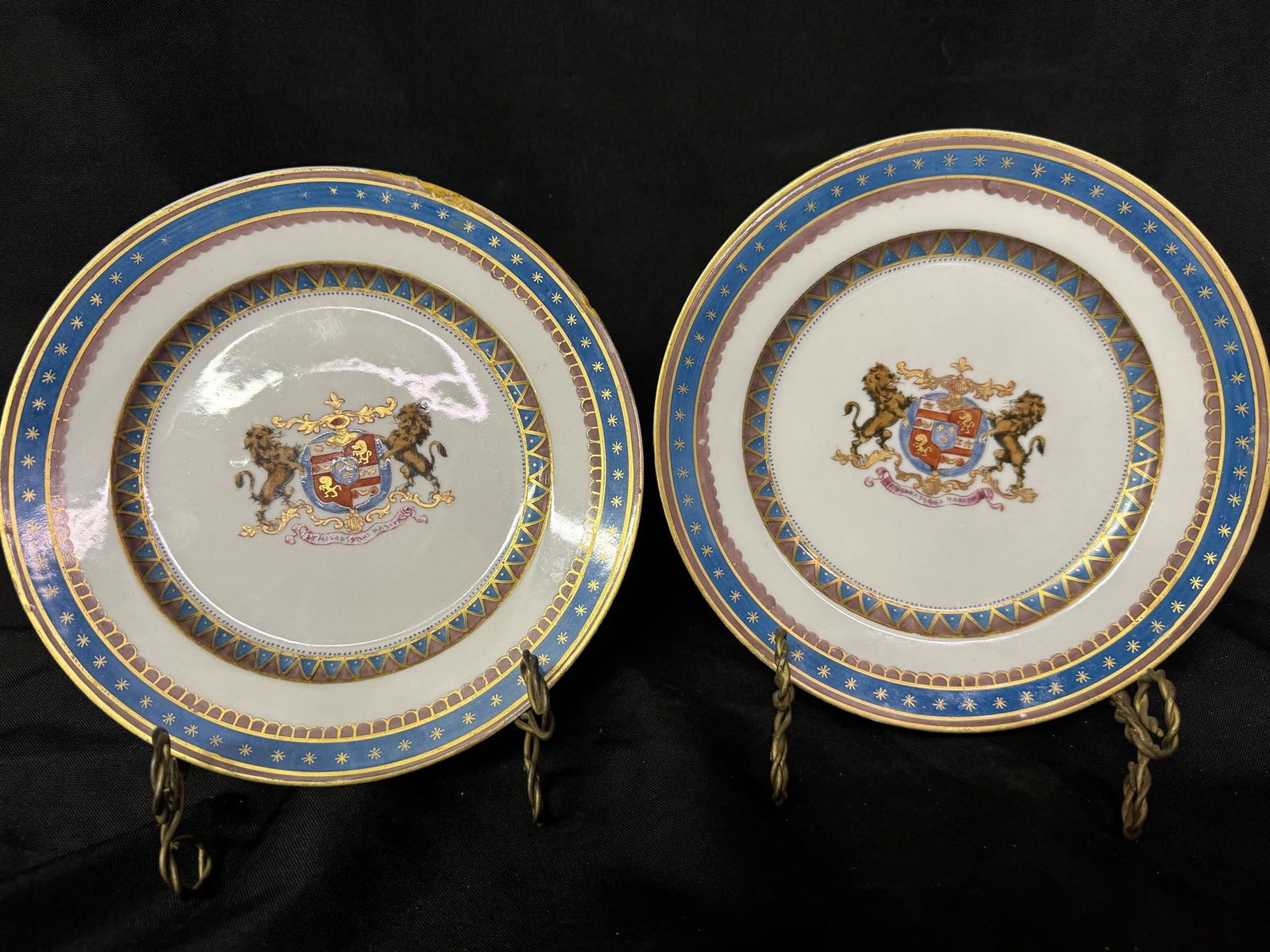 2, A Samson et Cie Parcel Gilt and Armorial Decorated Part Dinner Plates: 2, A Samson et Cie Parcel Gilt and Armorial Decorated Part Dinner Plates