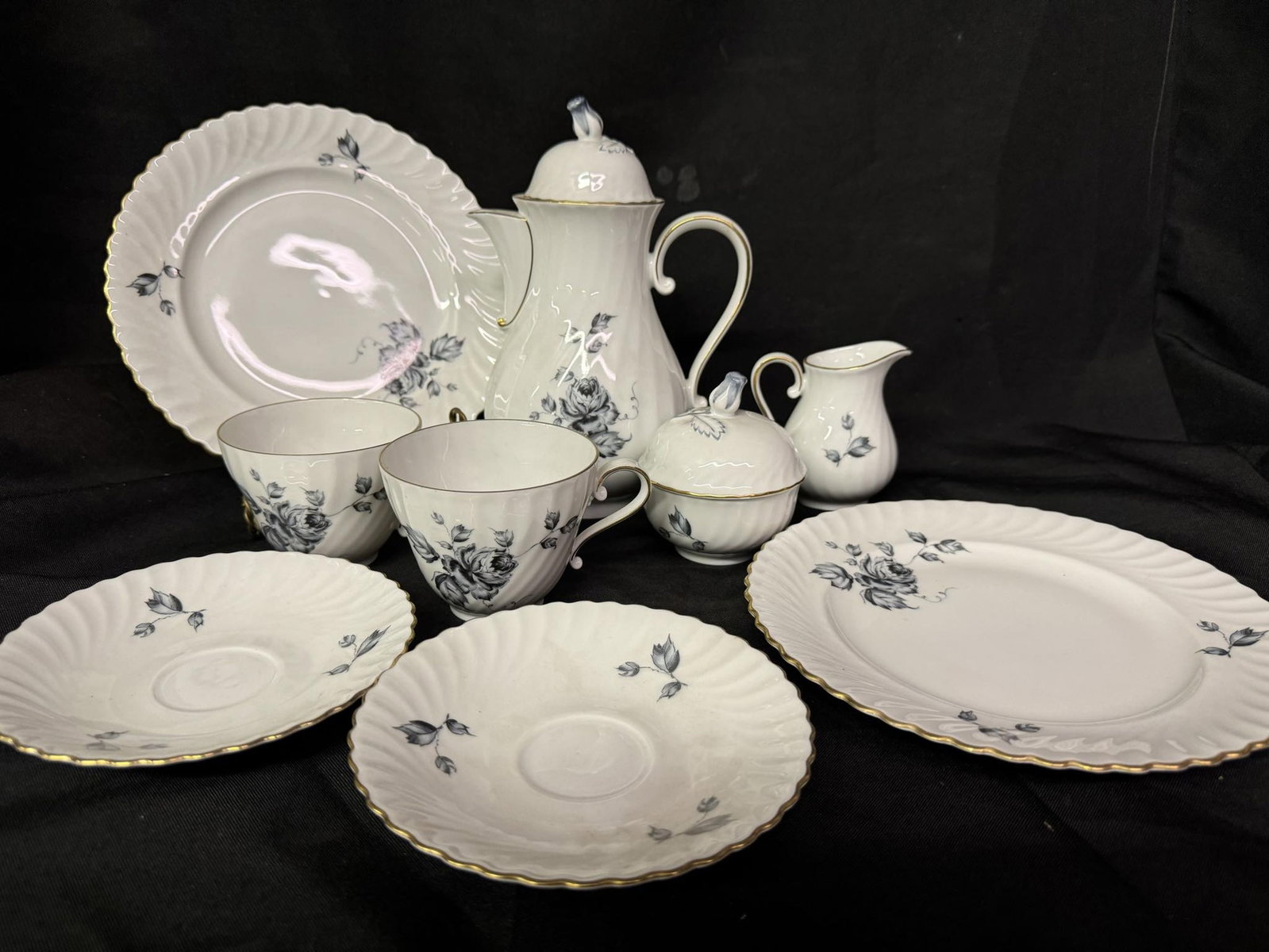 Nine Piece Kaiser Schwetzinger Schlobgarten Porcelain Tea Service, West German mid 20th C.: Nine Piece Kaiser Schwetzinger Schlobgarten Porcelain Tea Service, West German mid 20th C.