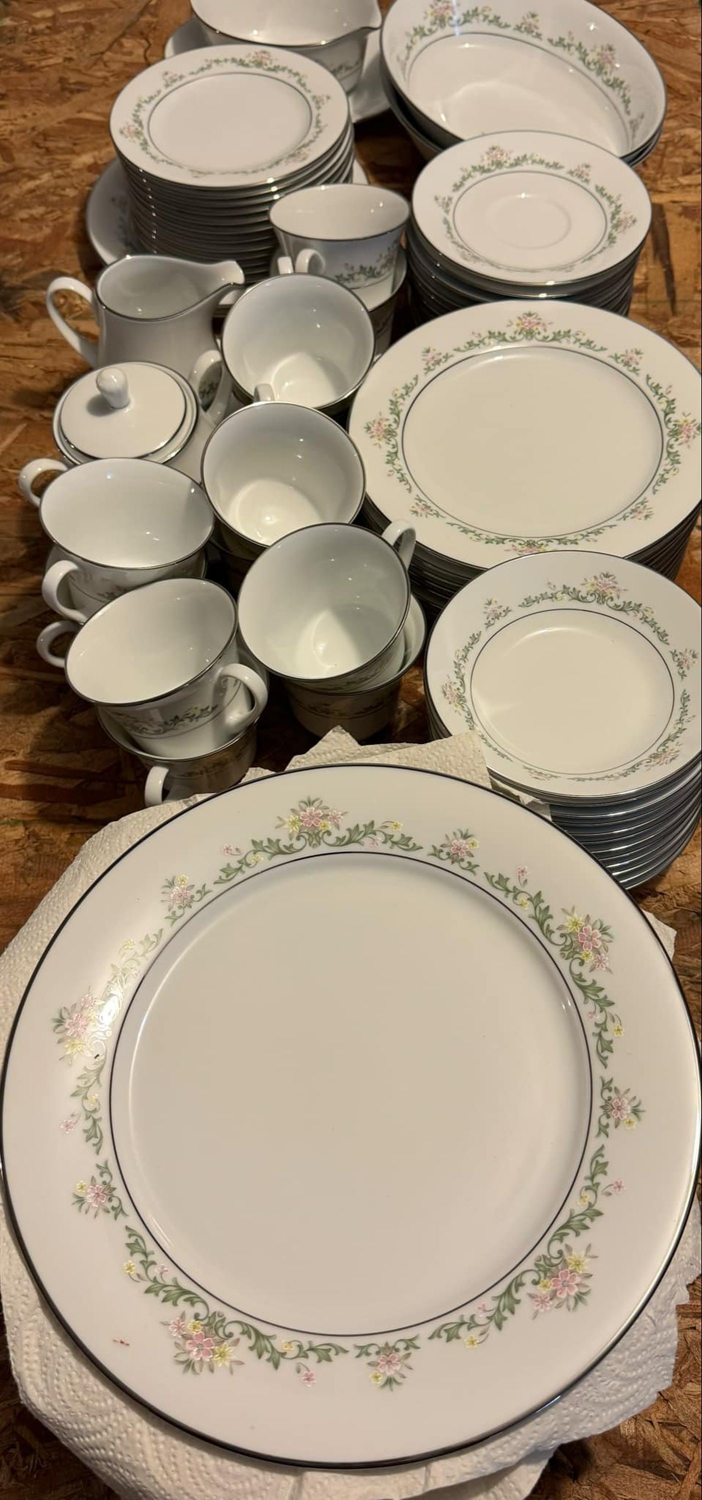 Noritake Contemporary Fine China Early Spring 2362, Japan: Noritake Contemporary Fine China Early Spring 2362, Japan