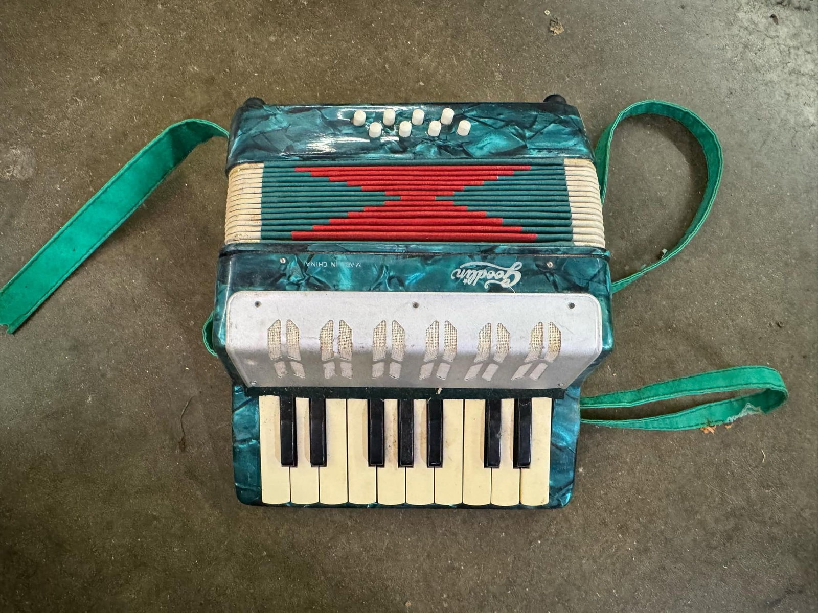 Vintage Goodlin Beginner Accordion: Vintage Goodlin Beginner Accordion