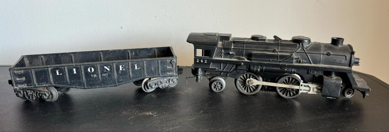 Vintage Lionel Locomotive and Gondola 1002 Car: Vintage Lionel Locomotive and Gondola 1002 Car