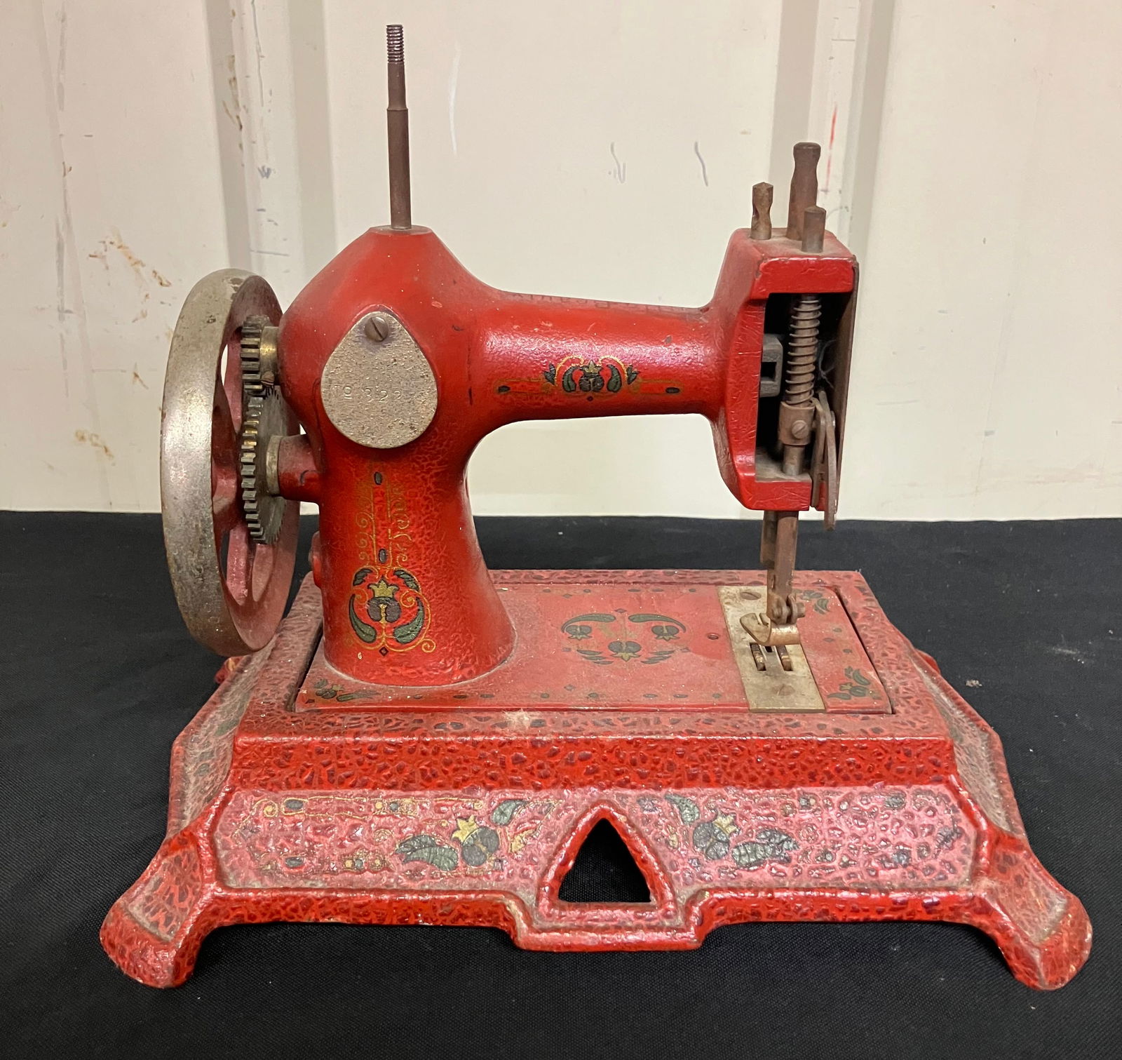 Antique Cast Iron Stencil Decorated Sewing Machine "NO. 322"9"W 8"H (1 of 4)