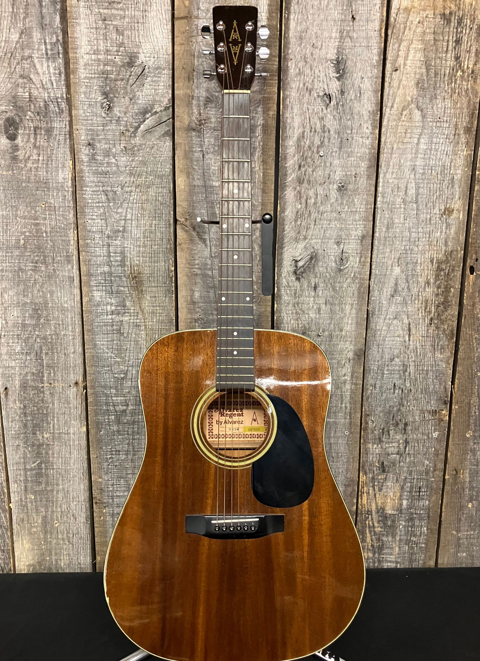 Alvarez Regent By Alvarez Acoustic Guitar Natural Finish Model No.5222 Serial:087949 App. 4"X: Alvarez Regent By Alvarez Acoustic Guitar Natural Finish Model No.5222 Serial:087949 App. 4"X 16"X41" With Hard Case