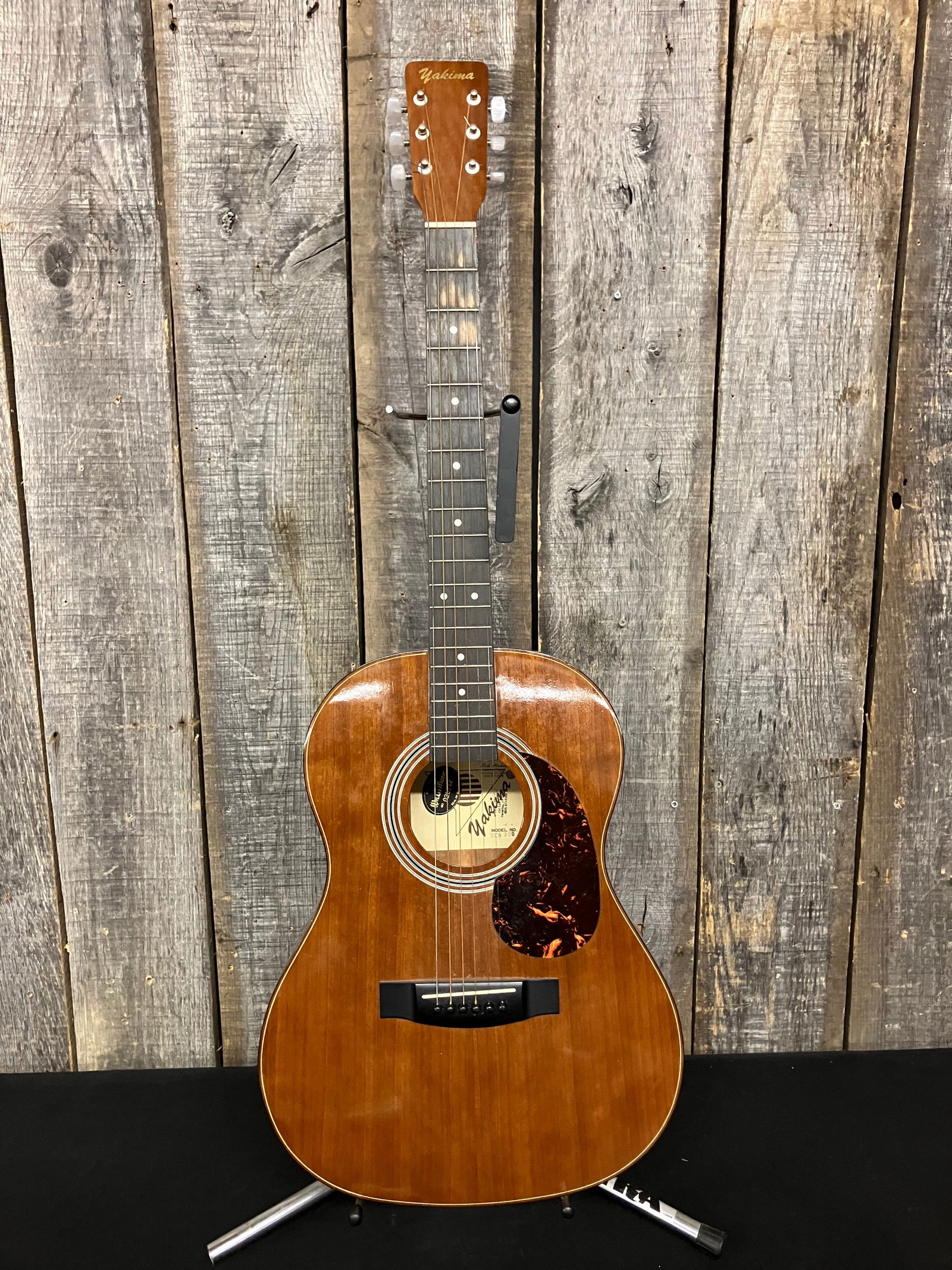 Yakima Acoustic Guitar Model No. YCS220 Natural Finish App. 4"X 16"X41" With Hard Case: Yakima Acoustic Guitar Model No. YCS220 Natural Finish App. 4"X 16"X41" With Hard Case