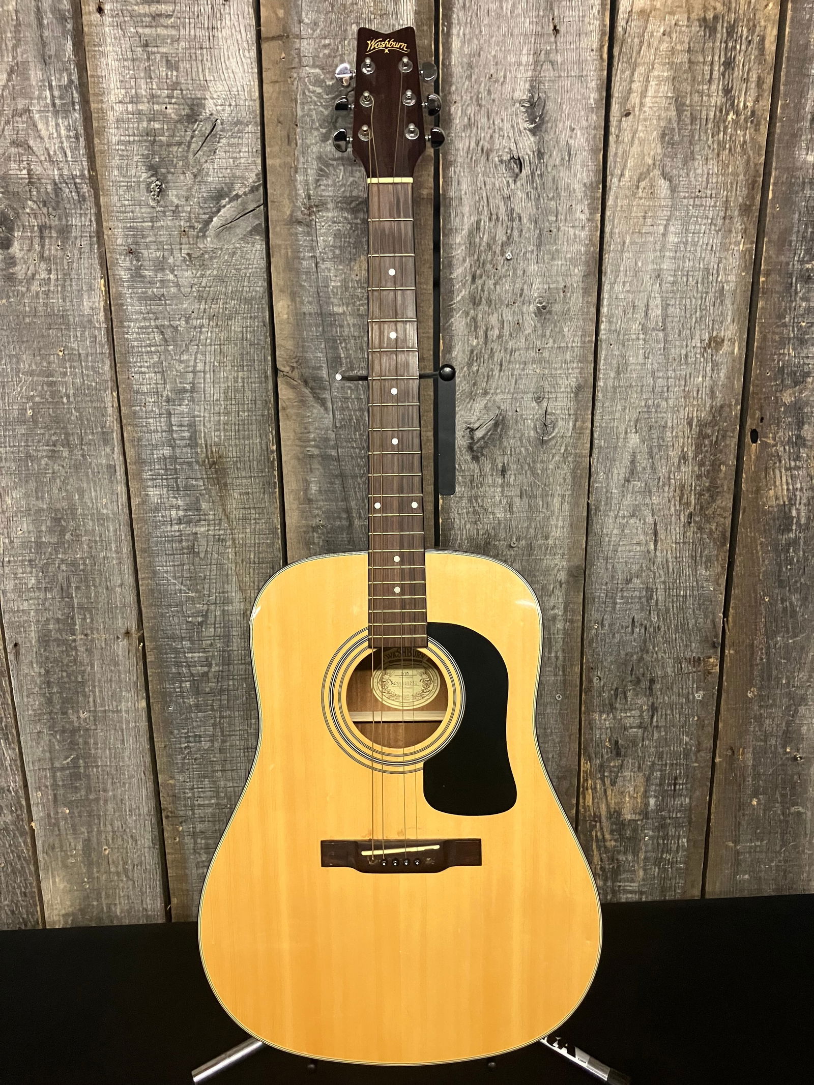 Washburn Natural Finish Acoustic Guitar Model No.D10 Serial:SC99090251 App. 4"X 16"X41" With Hard: Washburn Natural Finish Acoustic Guitar Model No.D10 Serial:SC99090251 App. 4"X 16"X41" With Hard Case
