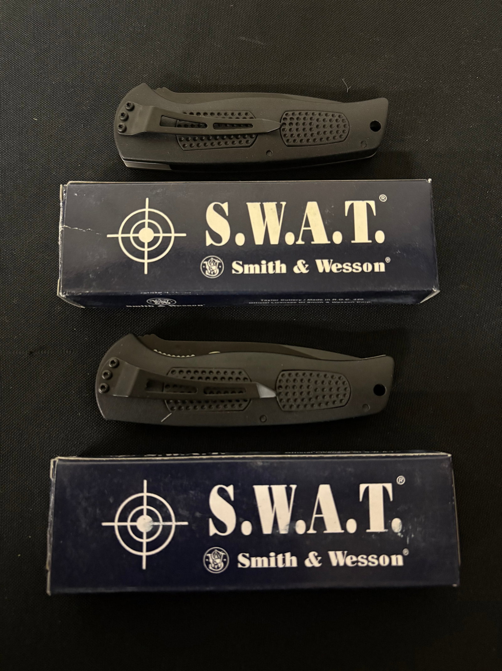 2 Smith-Wesson S.W.A.T. SW5000B Black Medium Serrated Swat Folding Pocket Knives With Original Box: 2 Smith-Wesson S.W.A.T. SW5000B Black Medium Serrated Swat Folding Pocket Knives With Original Box 4"