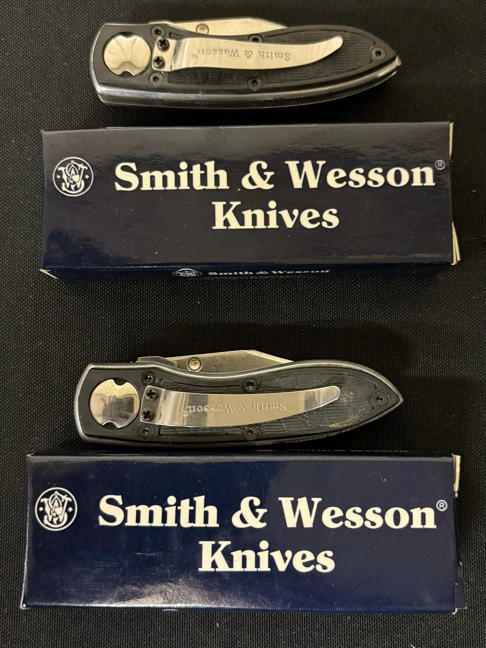 Pair Of Smith-Wesson CH300 Cuttin' Horse Non-Serrated Hammer Forged Surgical Steel Folding Pocket: Pair Of Smith-Wesson CH300 Cuttin' Horse Non-Serrated Hammer Forged Surgical Steel Folding Pocket Knives With Original Box 3.25"