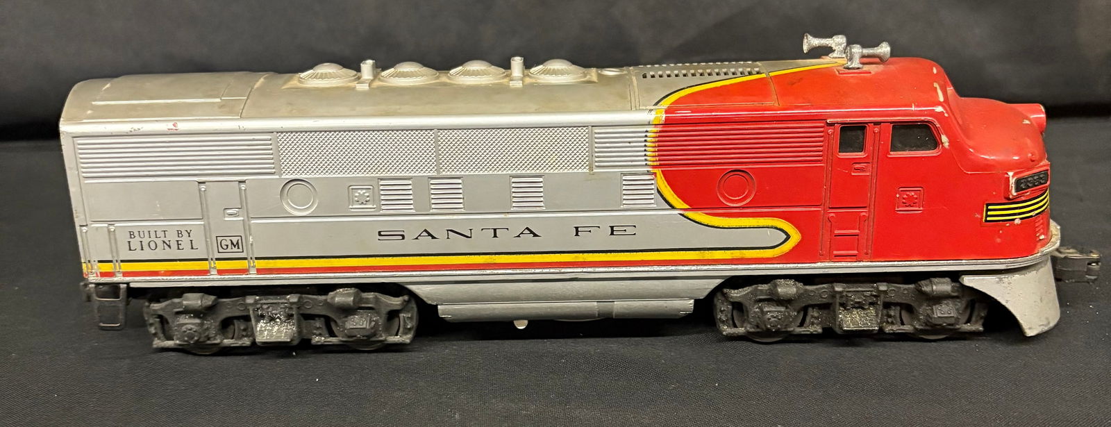 Lionel Engine No. 2383 AA Santa Fe Diesel Locomotive 13" (1 of 8)