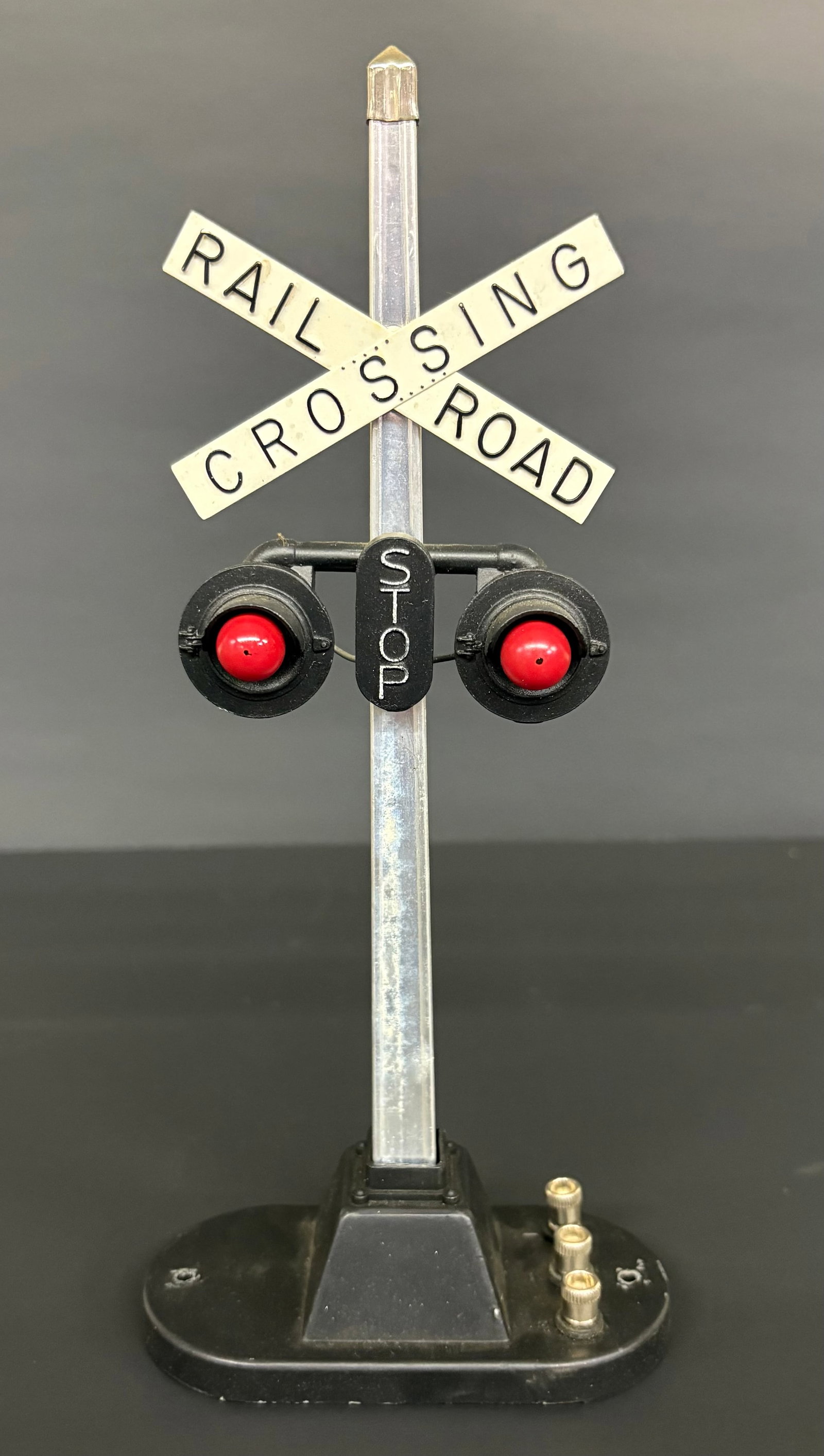 Lionel No. 154 Automatic Road Crossing Signal With Original Box 9": Lionel No. 154 Automatic Road Crossing Signal With Original Box 9"