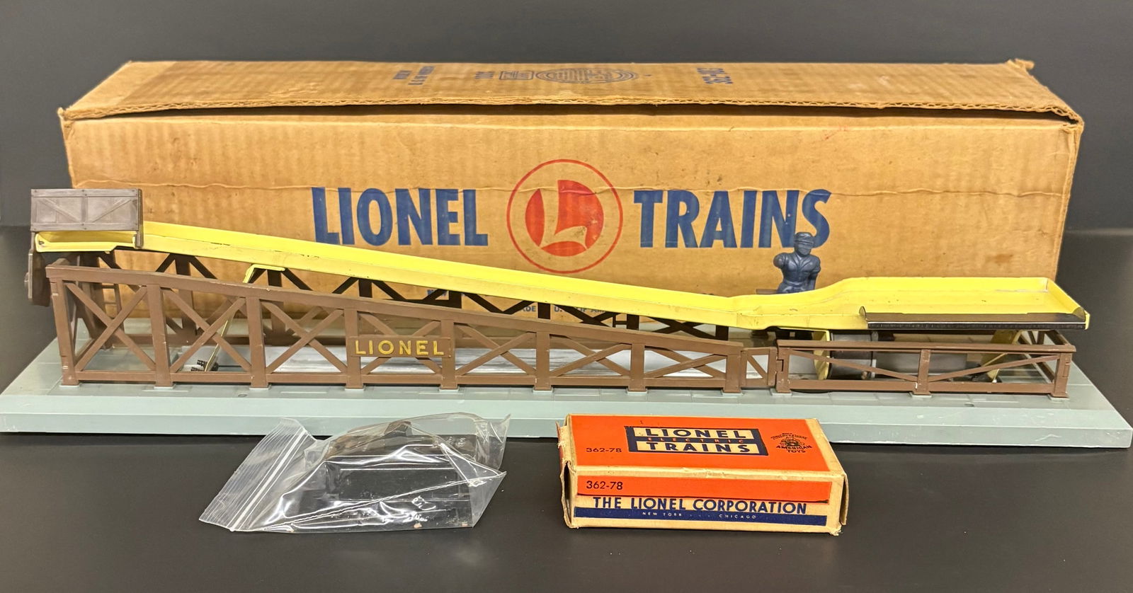 Lionel No. 362 Barrel Loader With 362-78 Barrels And Original Box 19" (1 of 12)