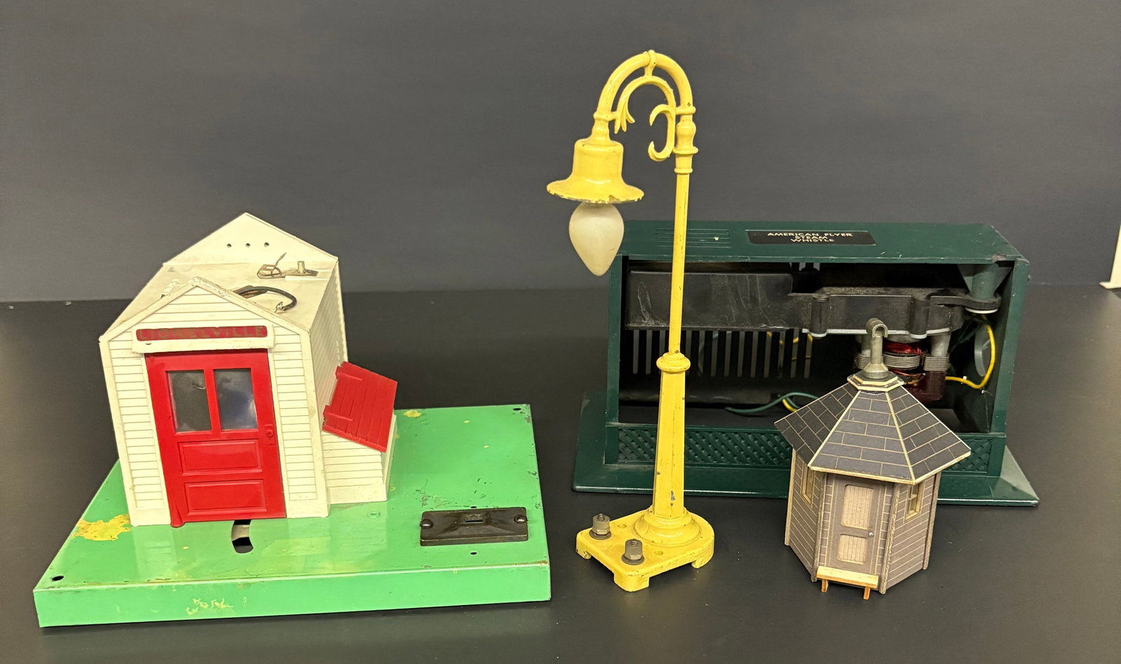 Collection Of Lionel - American Flyer Streetlights, Accessories, Buildings- As Found: Collection Of Lionel - American Flyer Streetlights, Accessories, Buildings- As Found