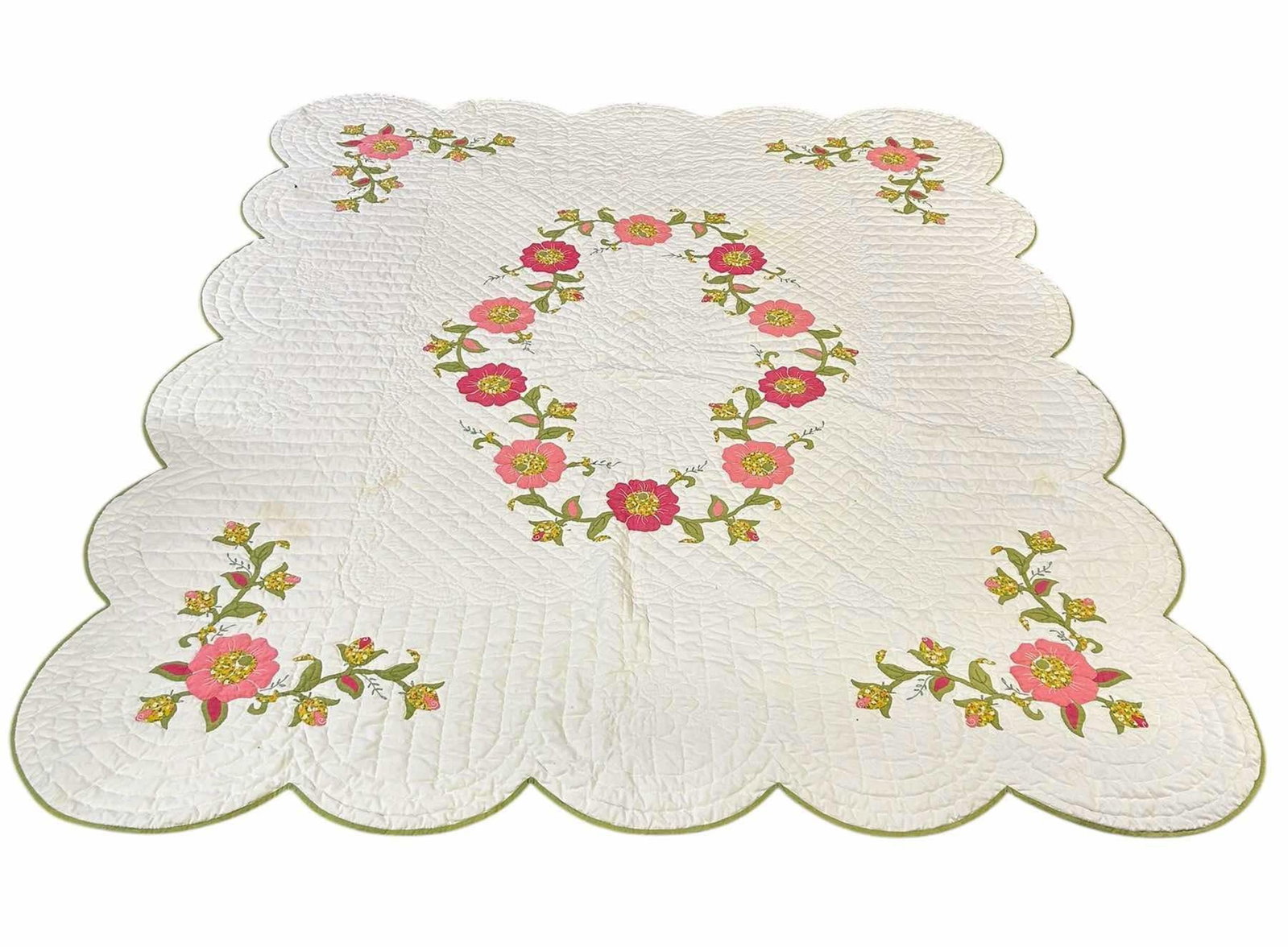 Hand Appliqued Style Quilt With Floral Center And Corners 73"X88": Hand Appliqued Style Quilt With Floral Center And Corners 73"X88"