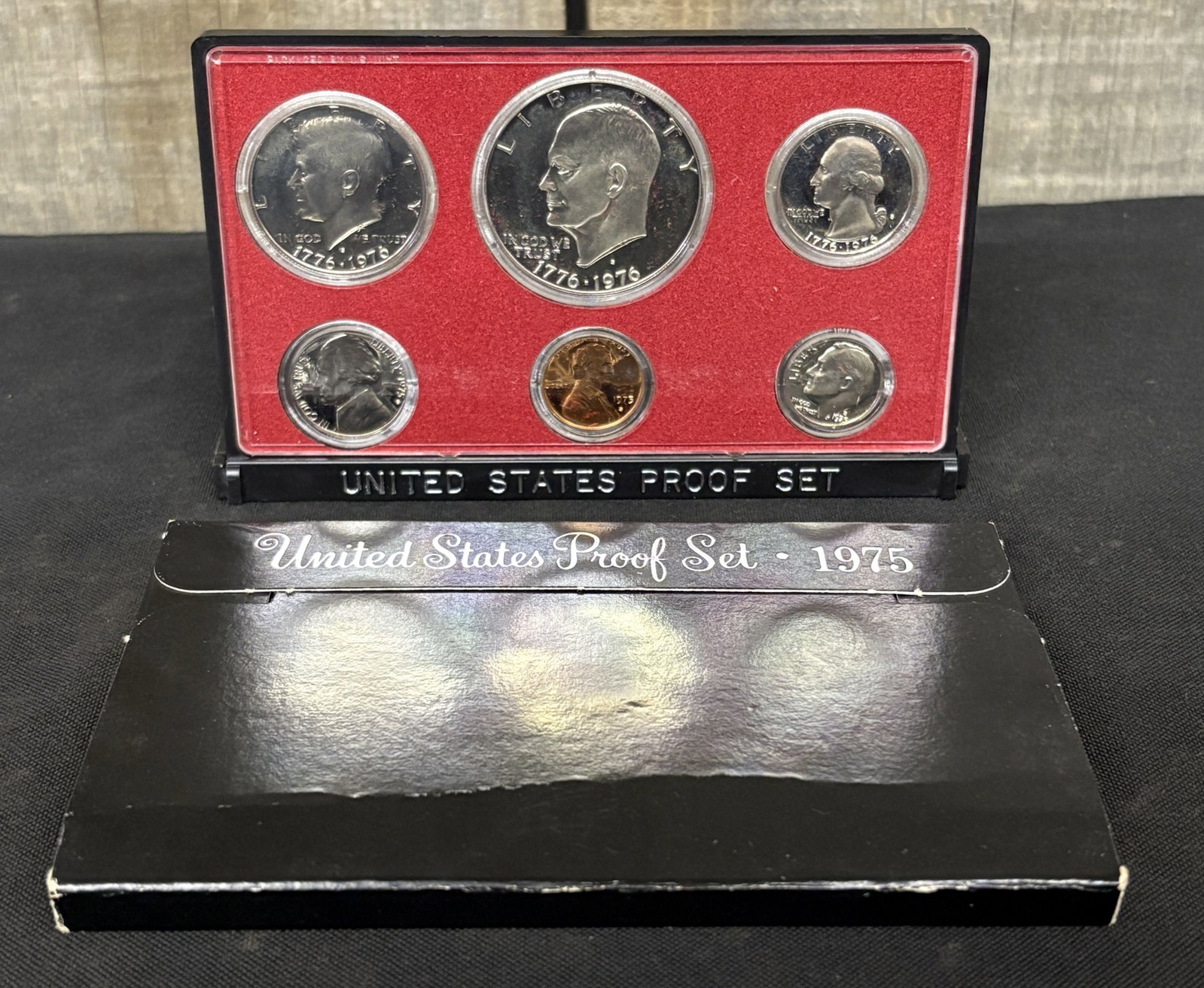 1975 United States Proof Set Containing Lincoln Cent, Jefferson Nickel, Roosevelt Dime, Washington Q: 1975 United States Proof Set Containing Lincoln Cent, Jefferson Nickel, Roosevelt Dime, Washington Quarter, Eisenhower Dollar And Kennedy Half Dollar. 5.5"X3.5"