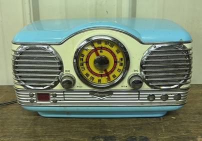 Memorex Model MTT3200 Retro Stereo Radio - CD Player 7"X12"X8"