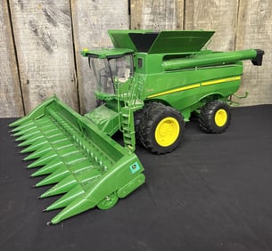 John Deere 1:16 ERTL Big Farm John Deere S670 Combine 22"X28"X13"