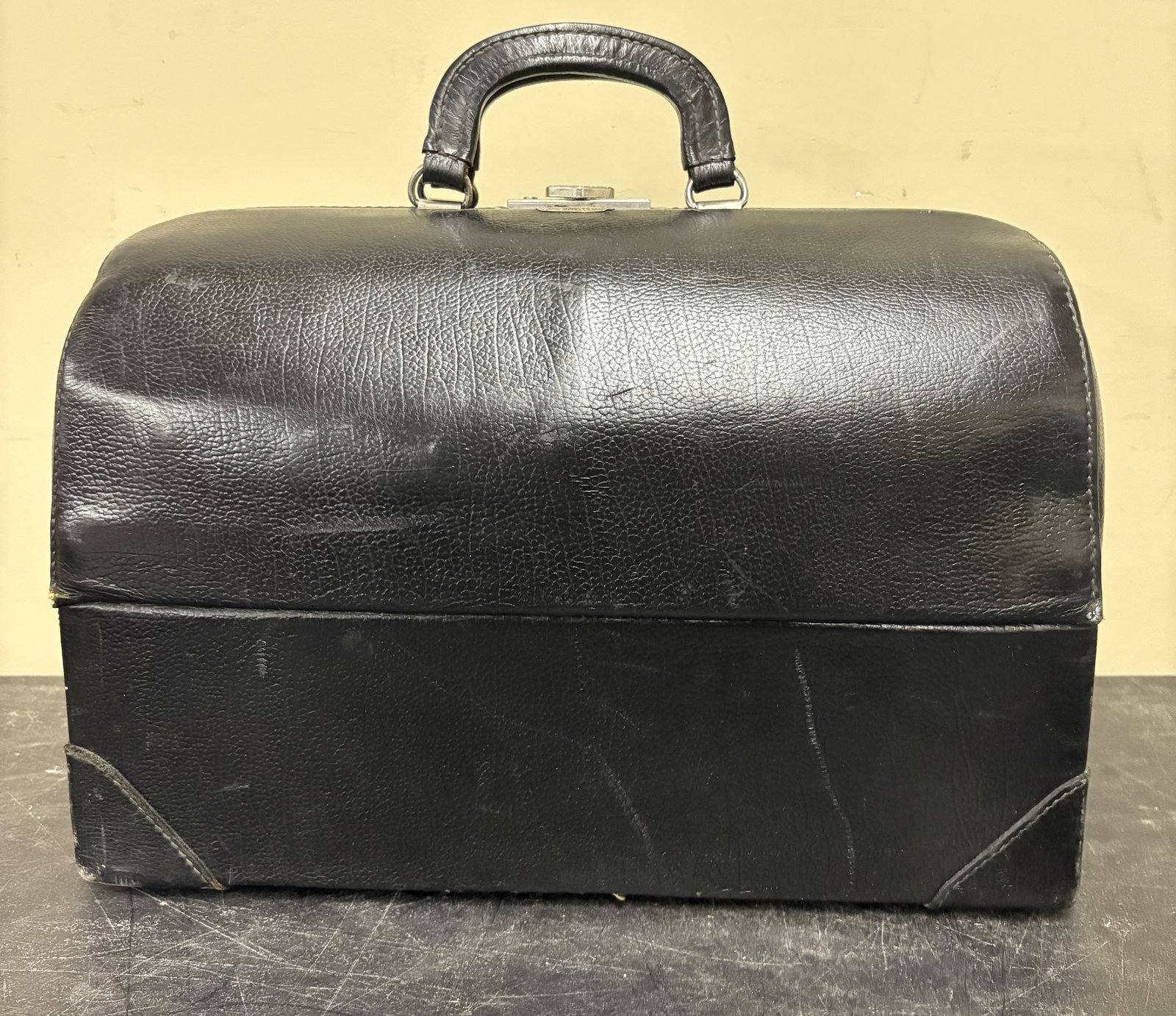 Antique Emdee by Schell Black Leather Doctor's Medical Bag from the 1930s or 1940s, Patent No.: Antique Emdee by Schell Black Leather Doctor's Medical Bag from the 1930s or 1940s, Patent No. 2293363 - 17"x8"x11"