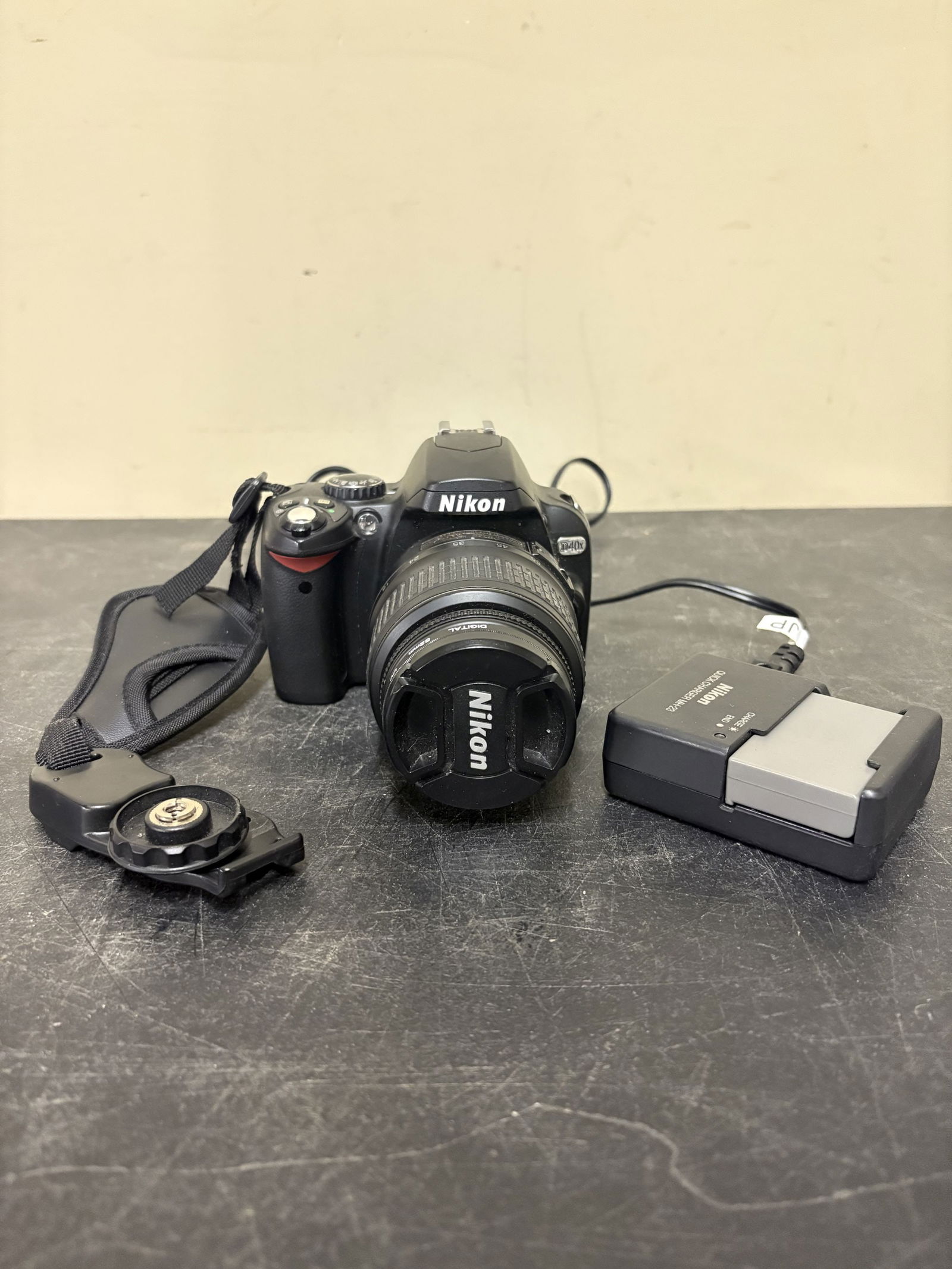 Nikon D40 Digital SLR Camera with a Digital 52mm lens and Battery Charger - 5"x6": Nikon D40 Digital SLR Camera with a Digital 52mm lens and Battery Charger - 5"x6"